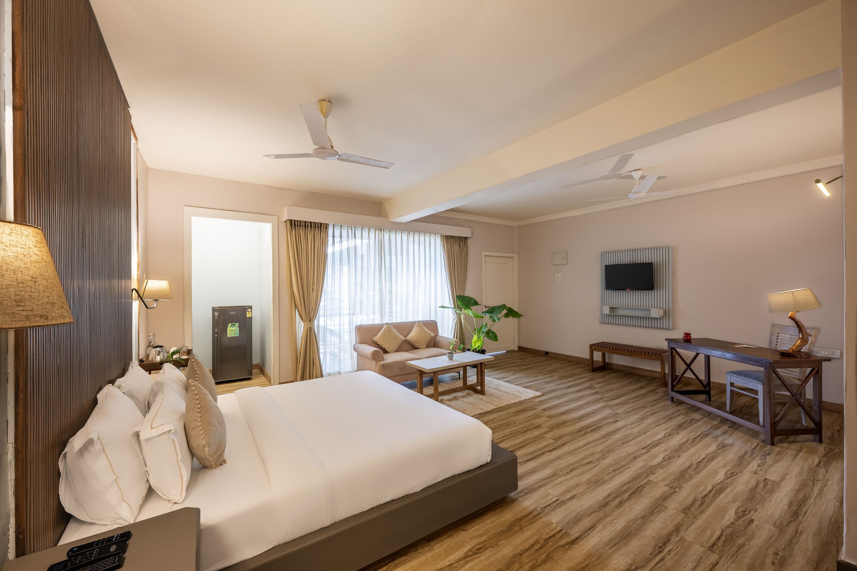 Luxurious Executive Suite Near Morjim Beach Paradise