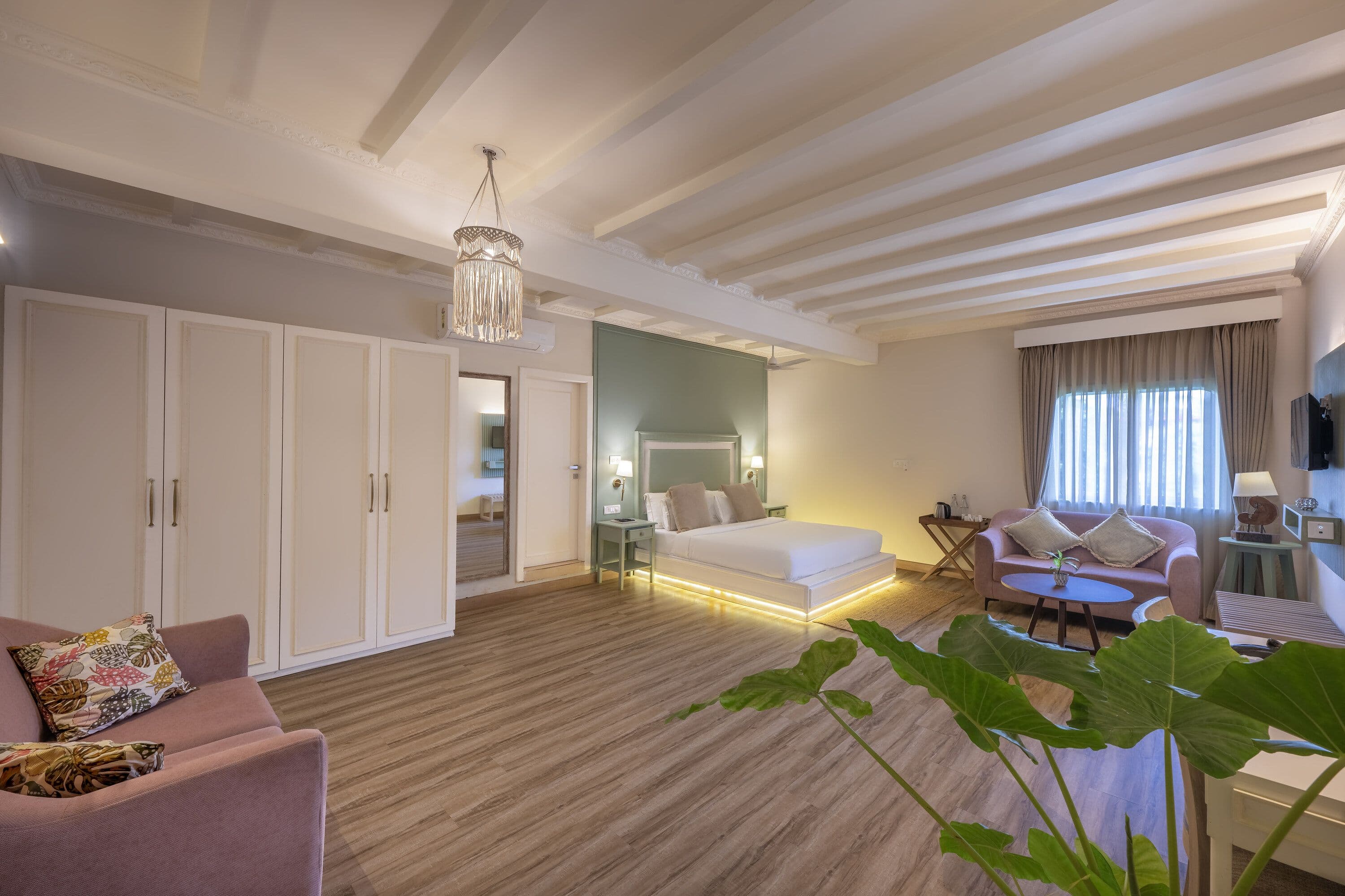 Luxurious Executive Suite Near Morjim Beach Paradise