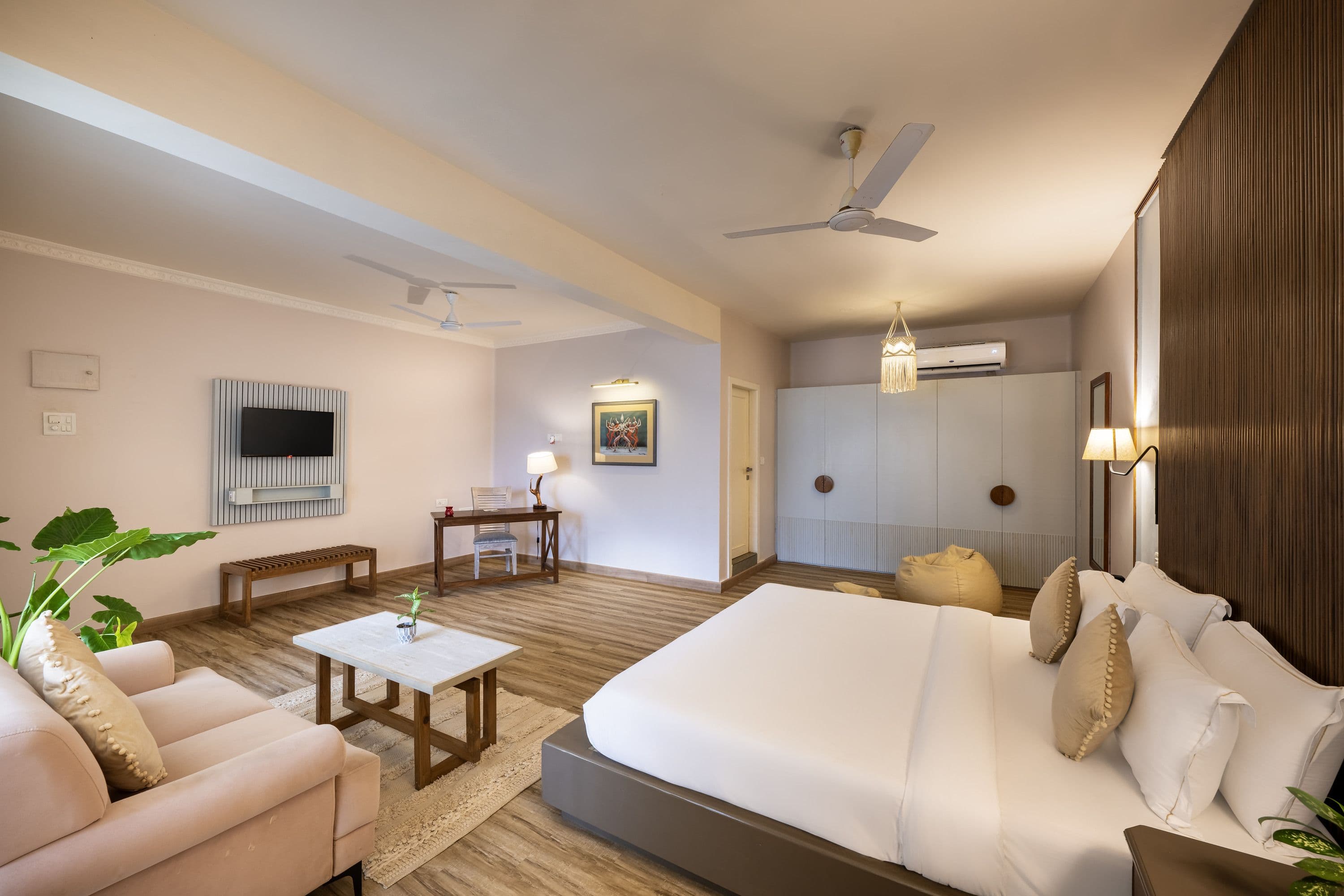 Luxurious Executive Suite Near Morjim Beach Paradise