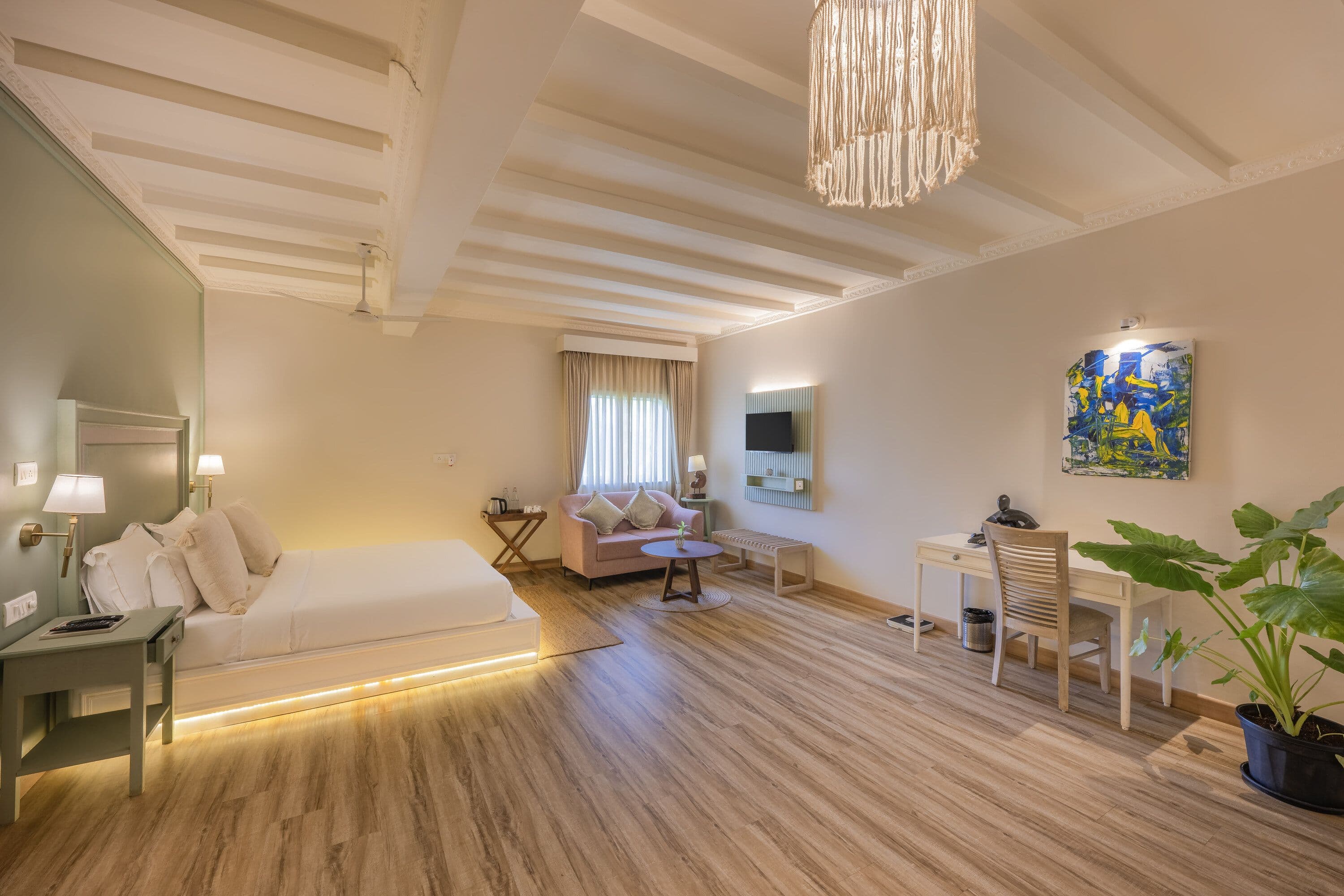 Luxurious Executive Suite Near Morjim Beach Paradise