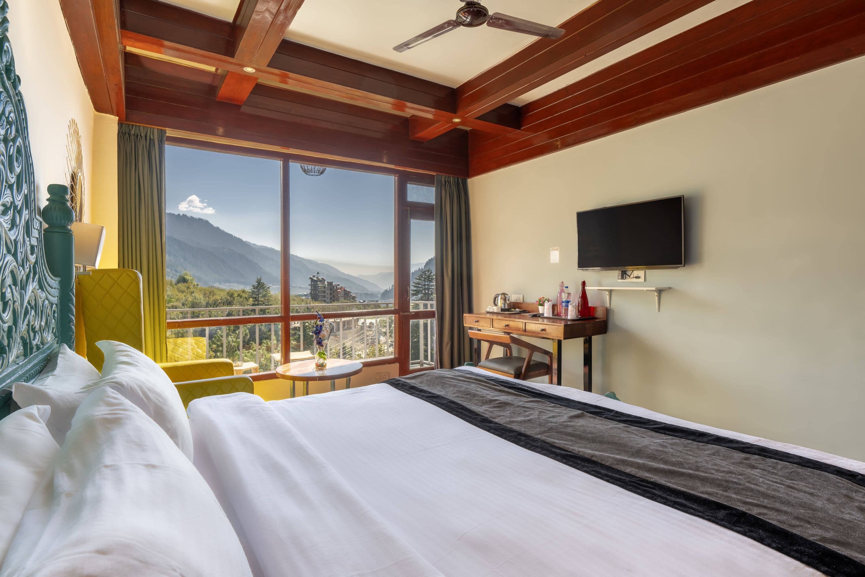 Luxury Room with Balcony (Valley / Mountain View)