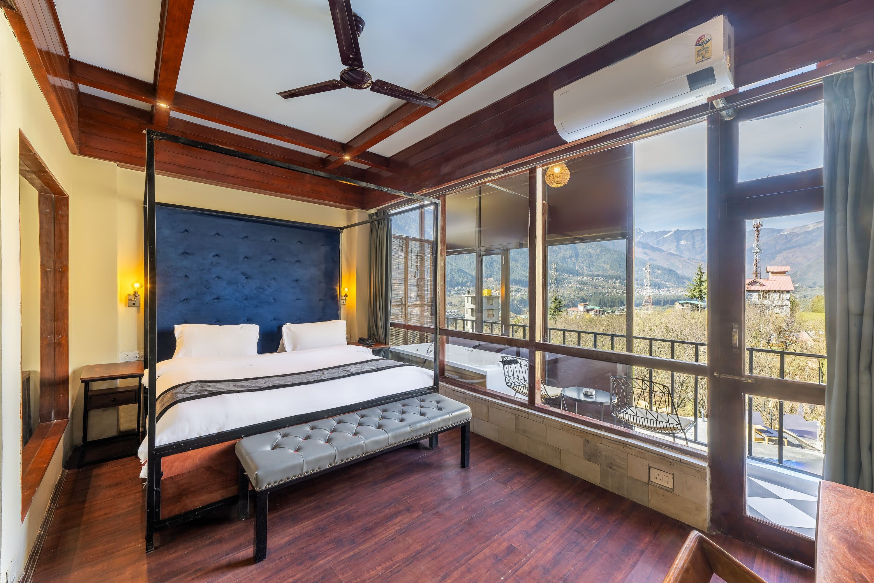 Premier Jacuzzi Room with Balcony (Mountain View)