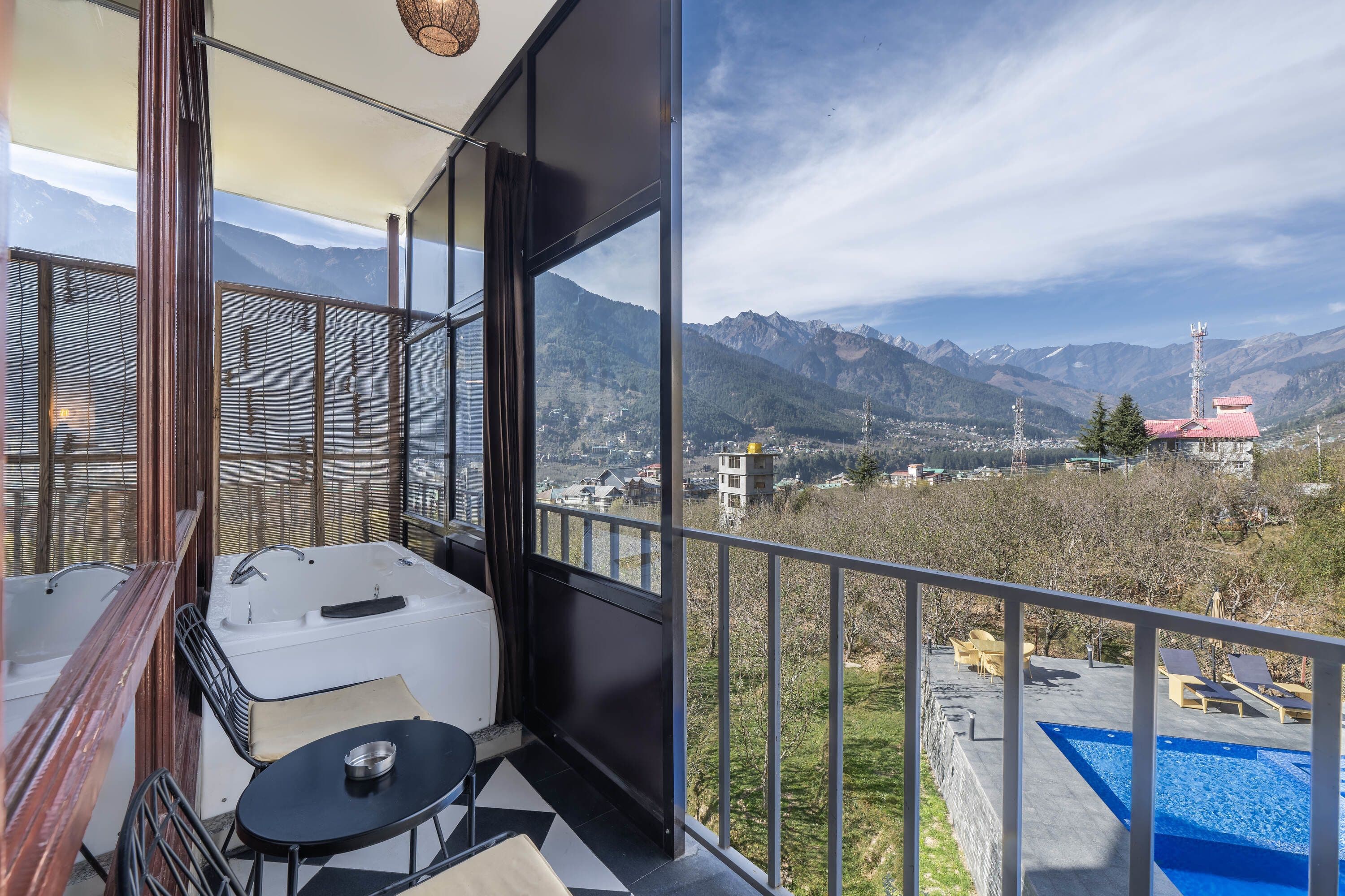 Premier Jacuzzi Room with Balcony (Mountain View)