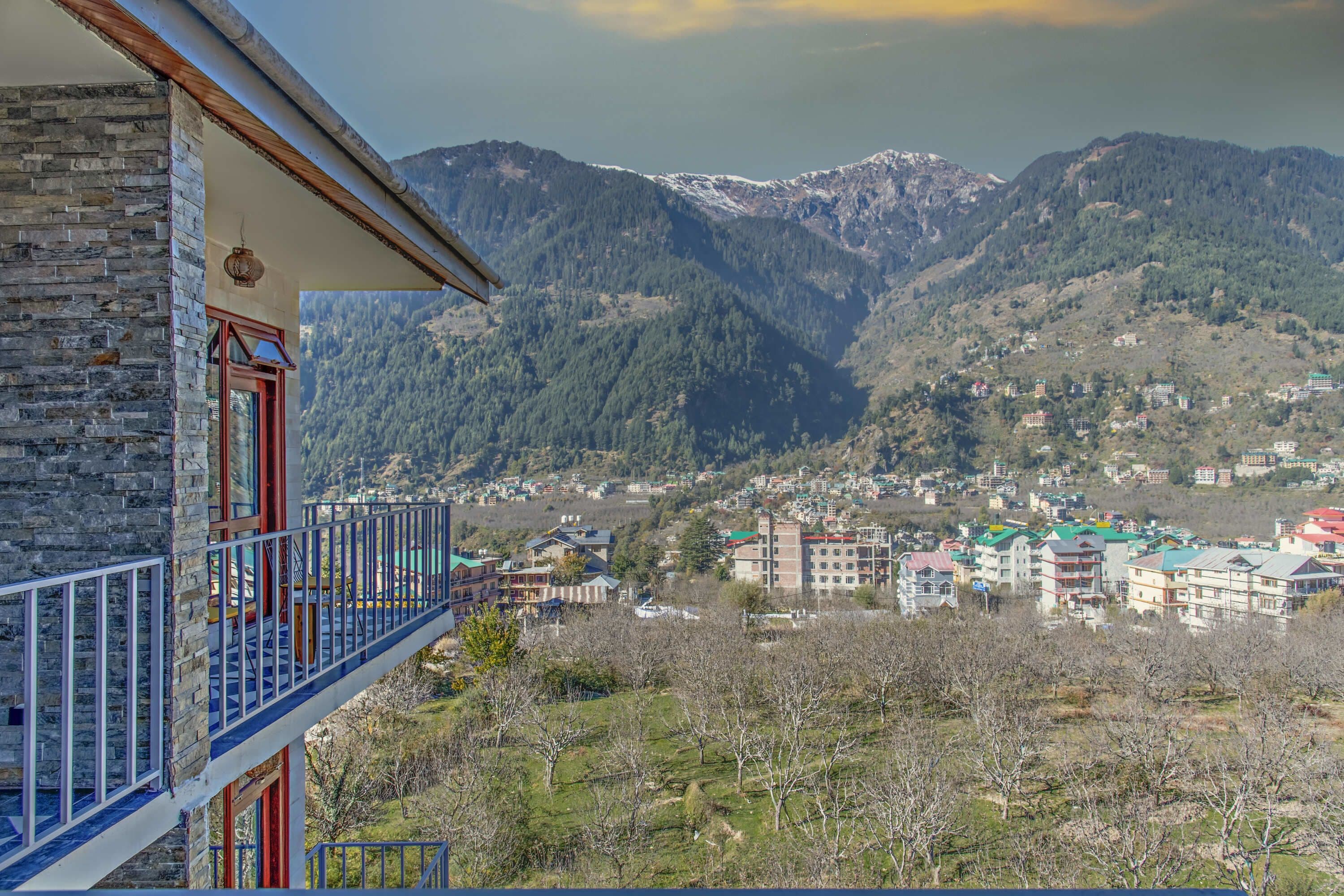 Premier Jacuzzi Room with Balcony (Mountain View)