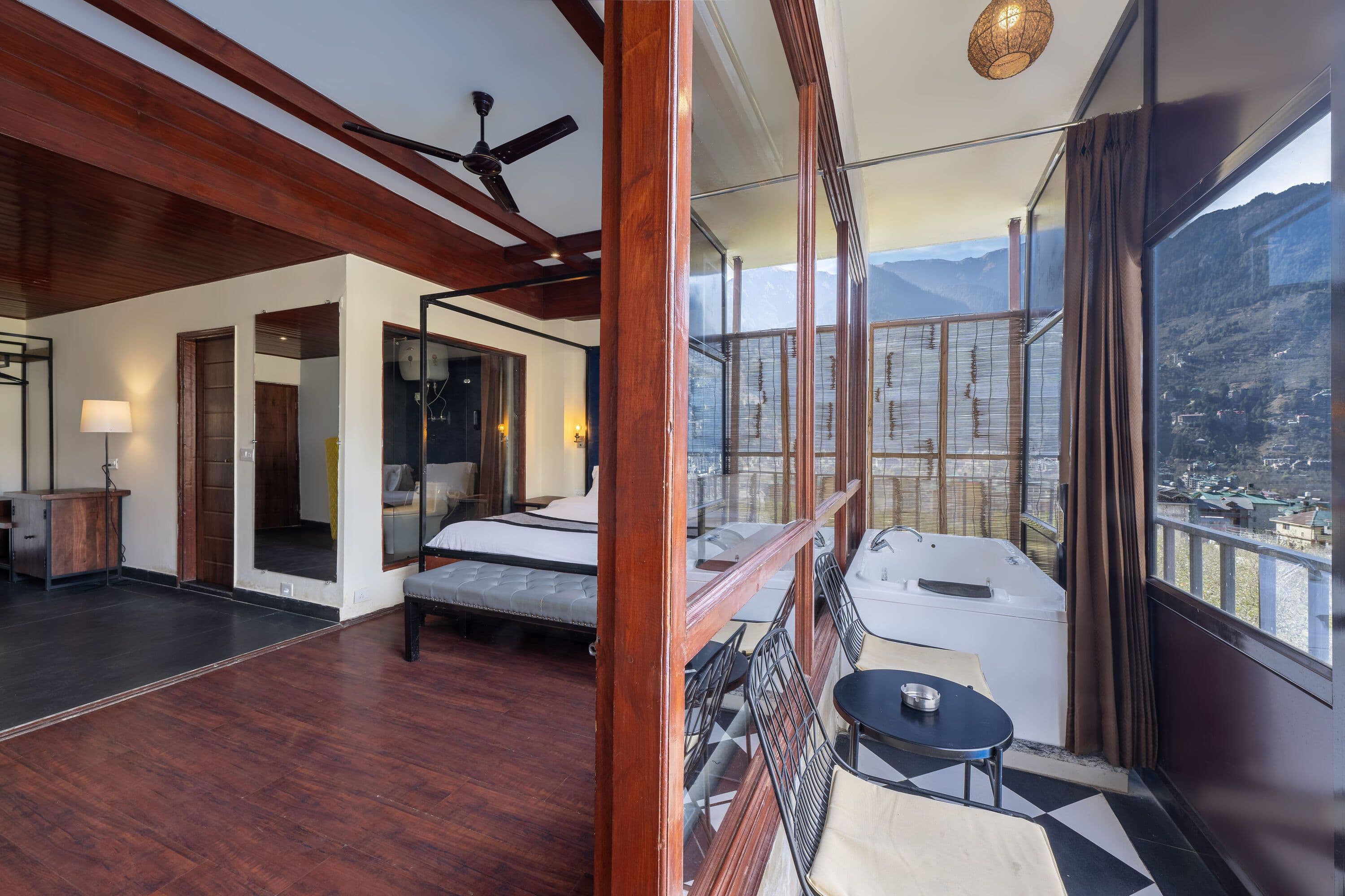 Premier Jacuzzi Room with Balcony (Mountain View)
