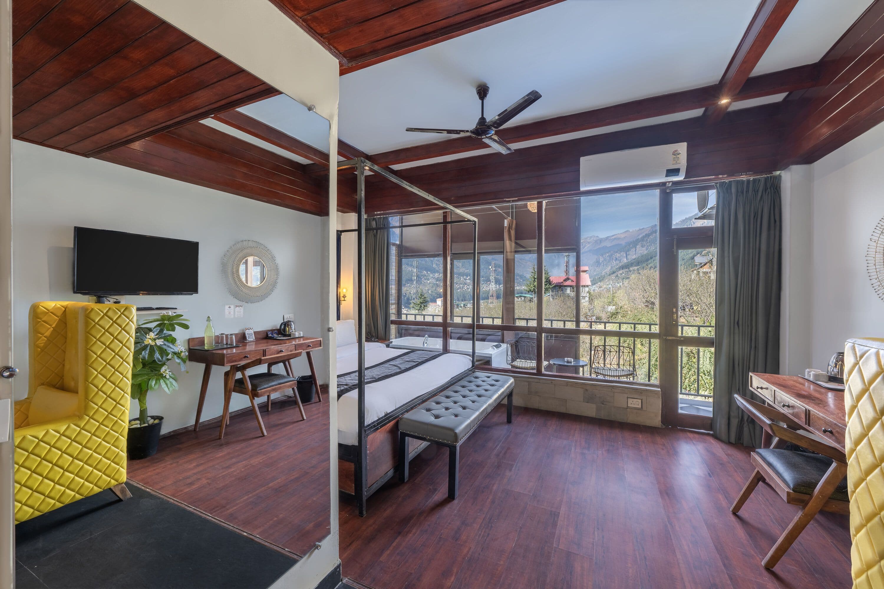 Premier Jacuzzi Room with Balcony (Mountain View)