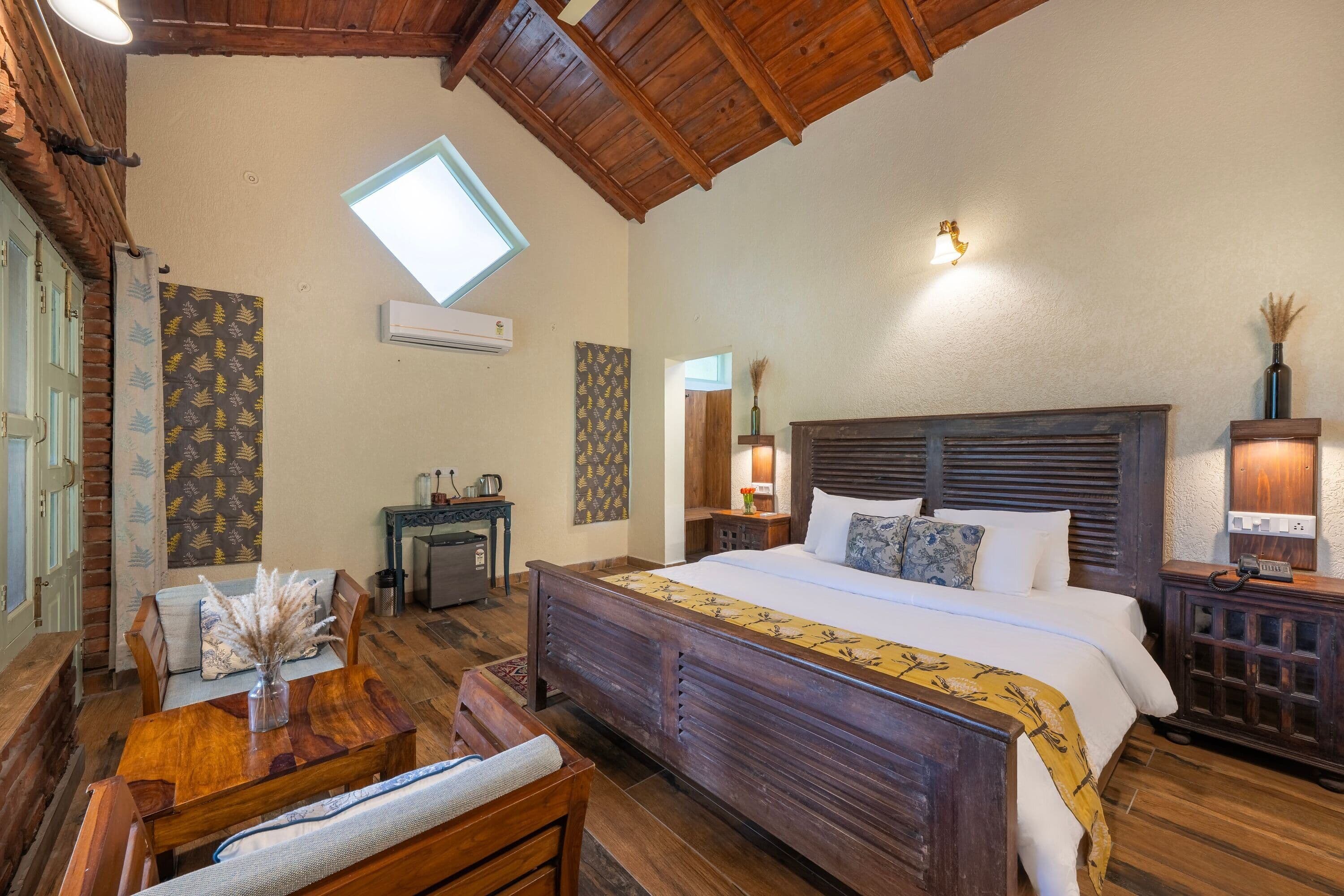 Luxury Room with Balcony (Lake View)