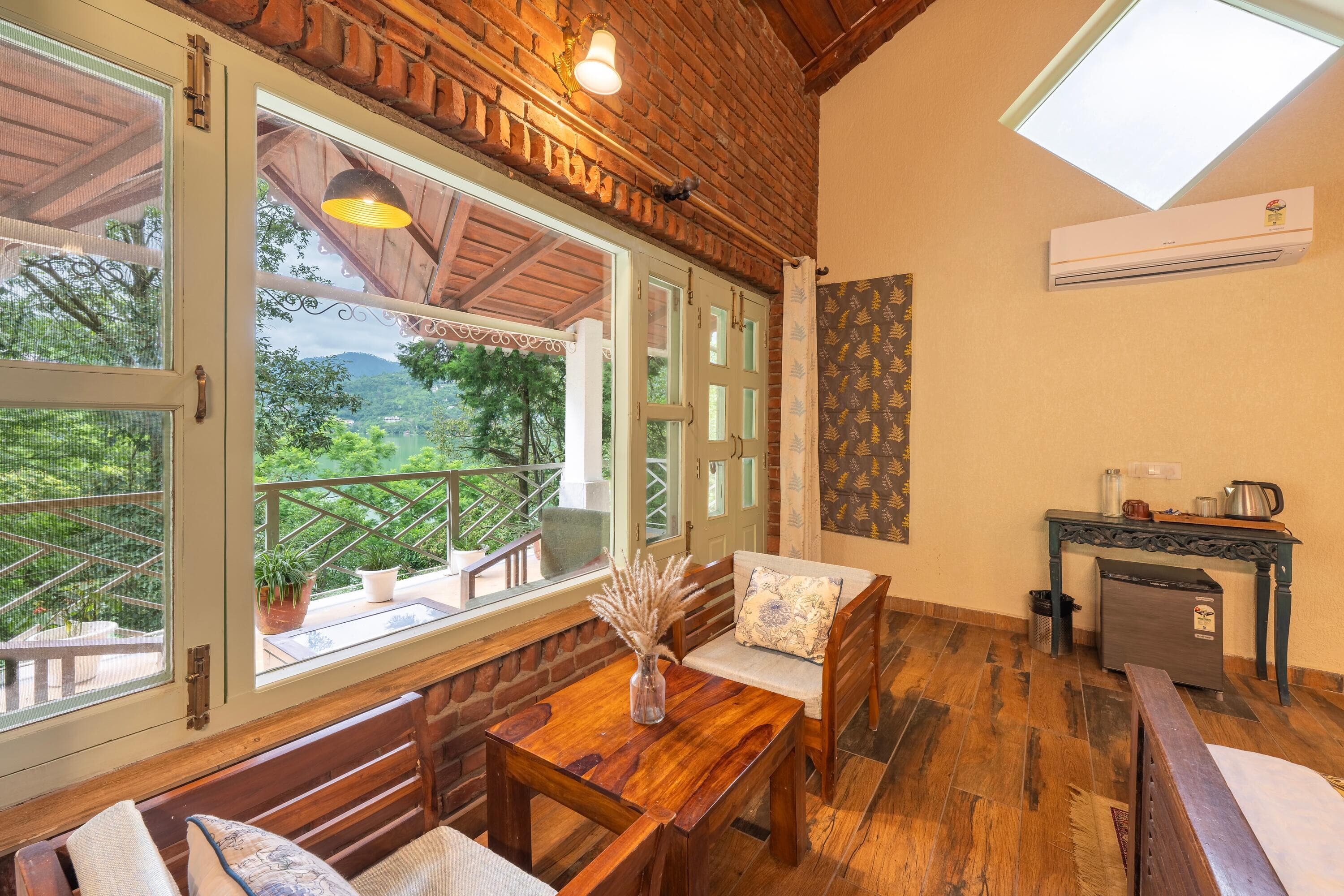 Luxury Room with Balcony (Lake View)