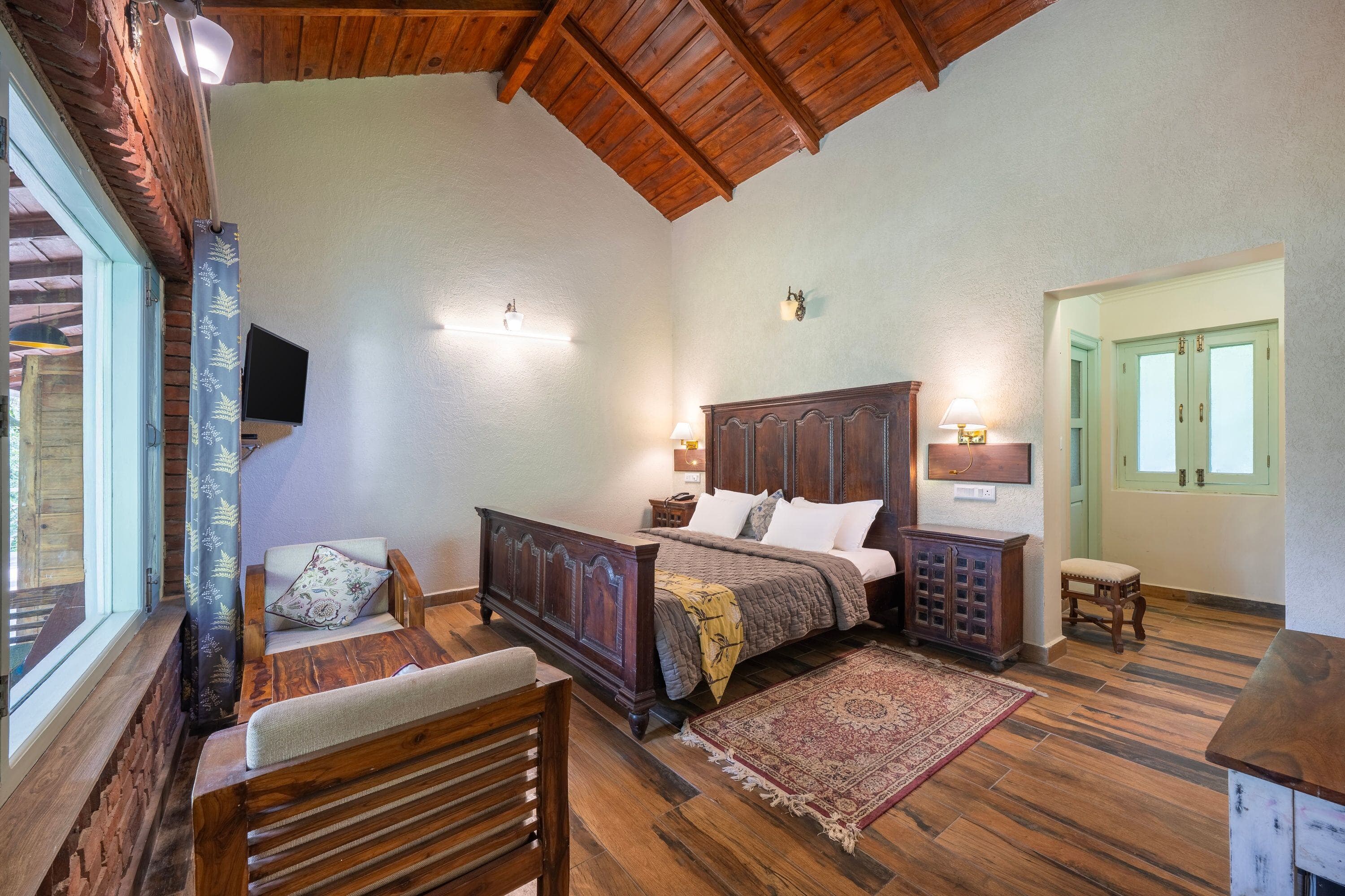 Luxury Room with Balcony (Lake View)