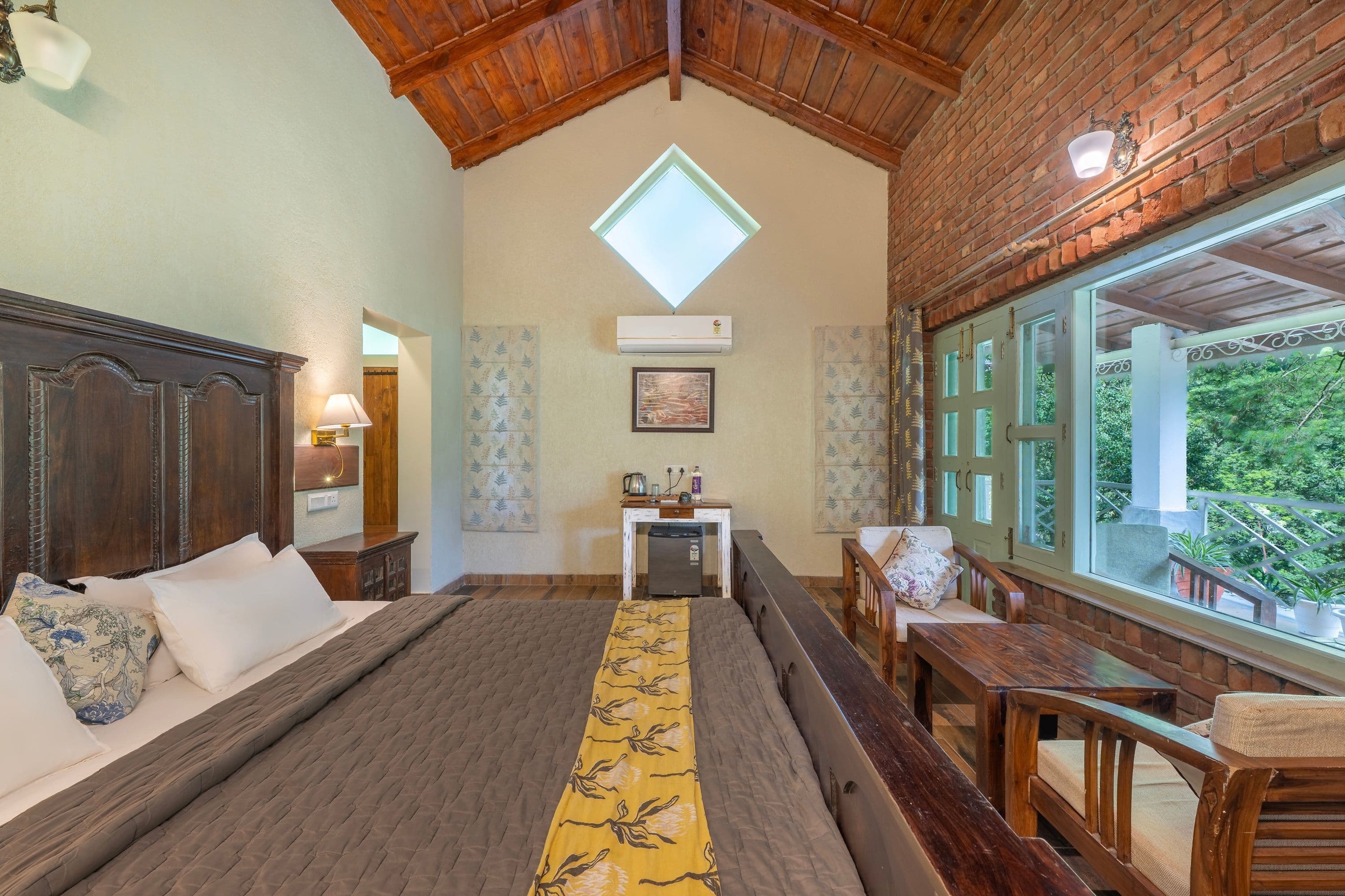 Luxury Room with Balcony (Lake View)