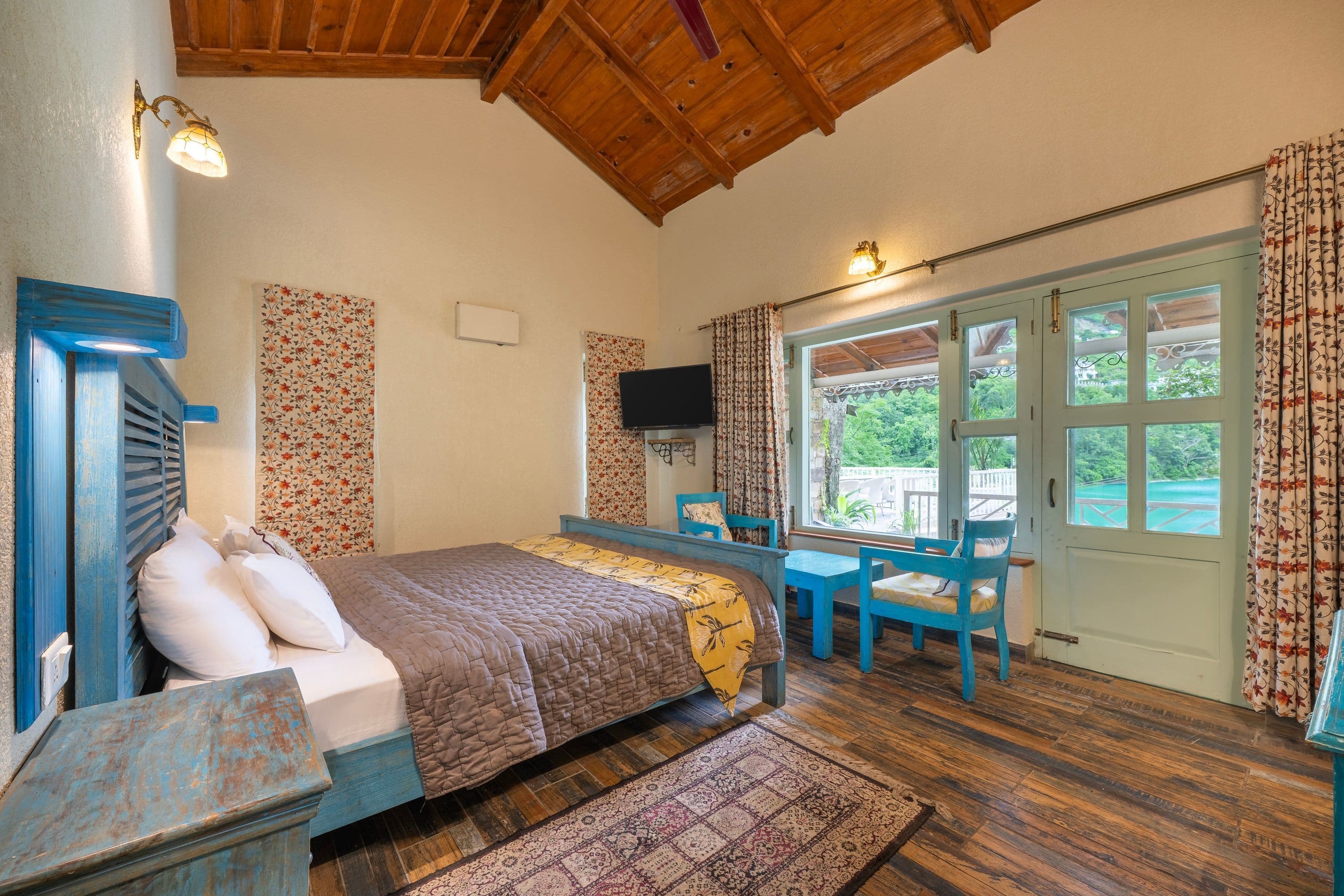Deluxe Room with Balcony (Lake View)