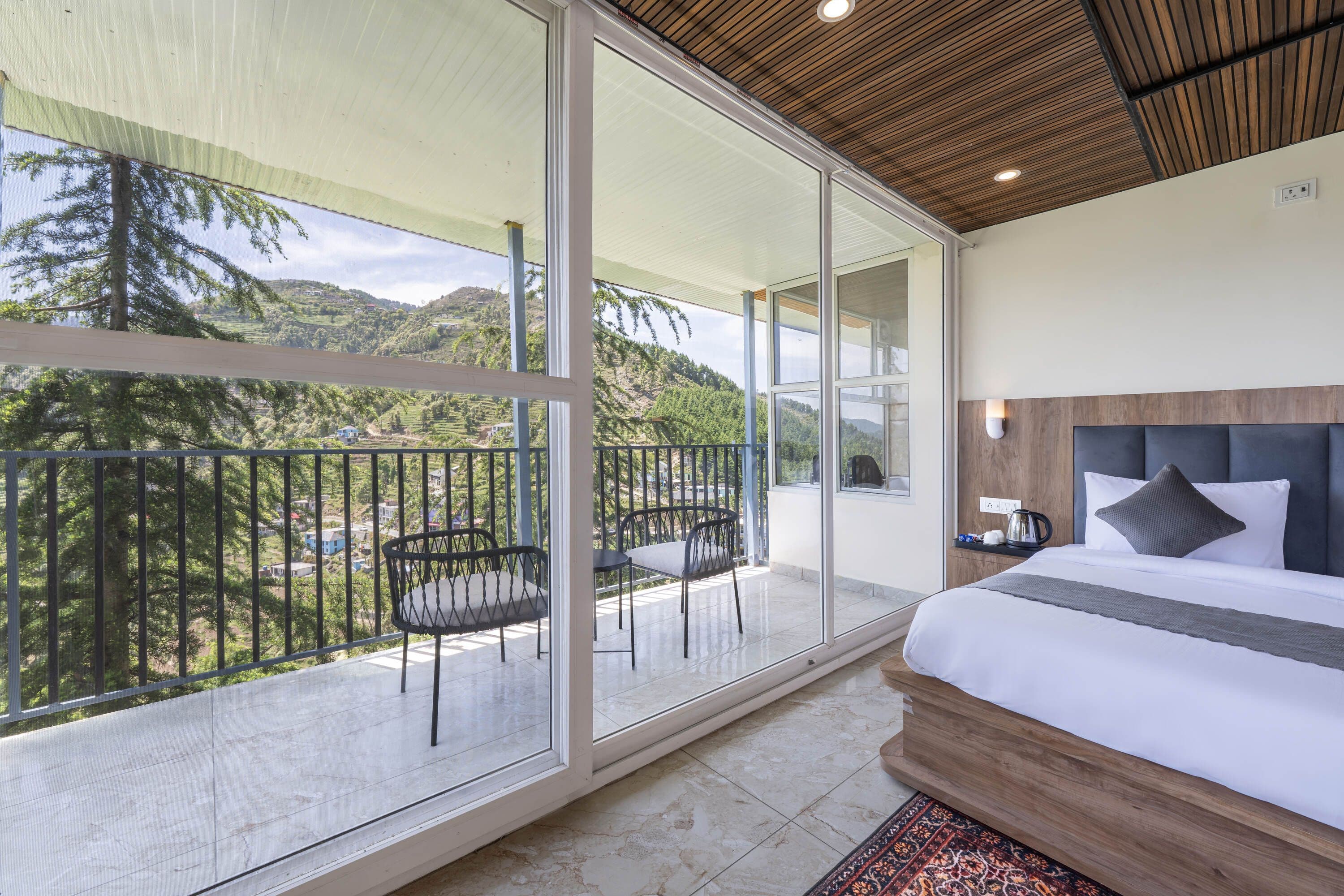 Premier Jacuzzi Room with Balcony (Valley View)