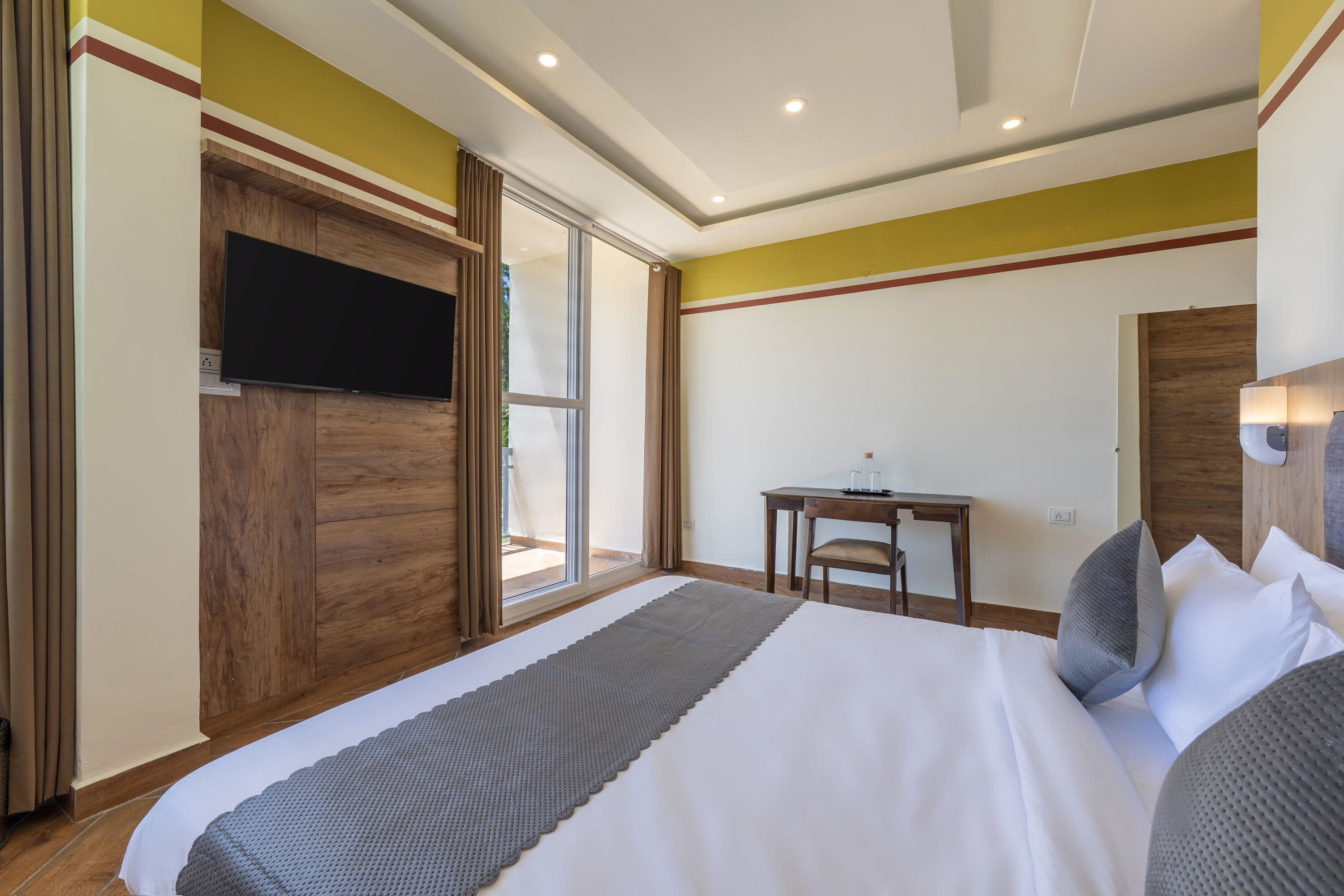 Deluxe Family Room with Balcony (Valley View)