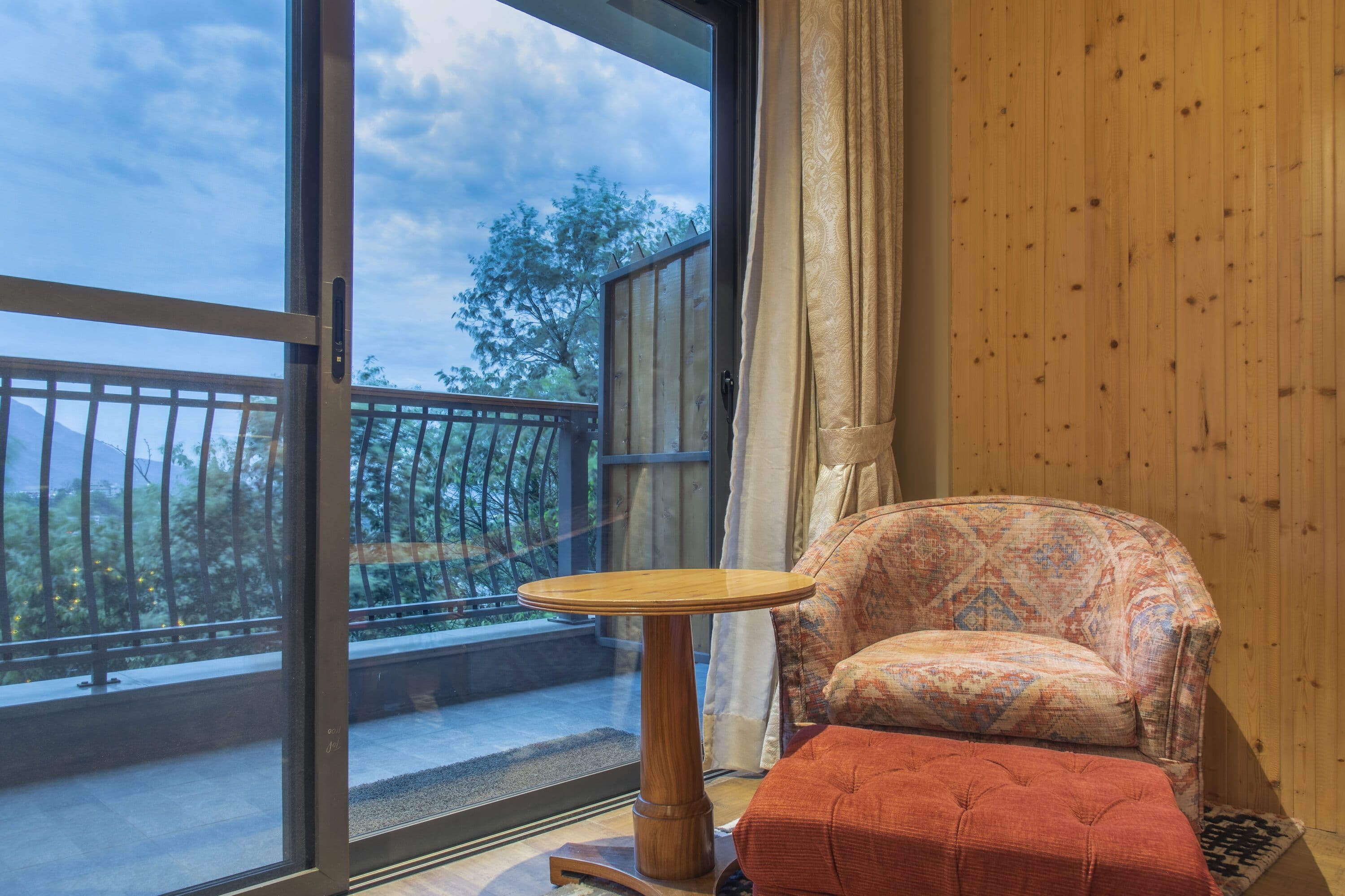 Magnolia Room with Balcony (Forest View)