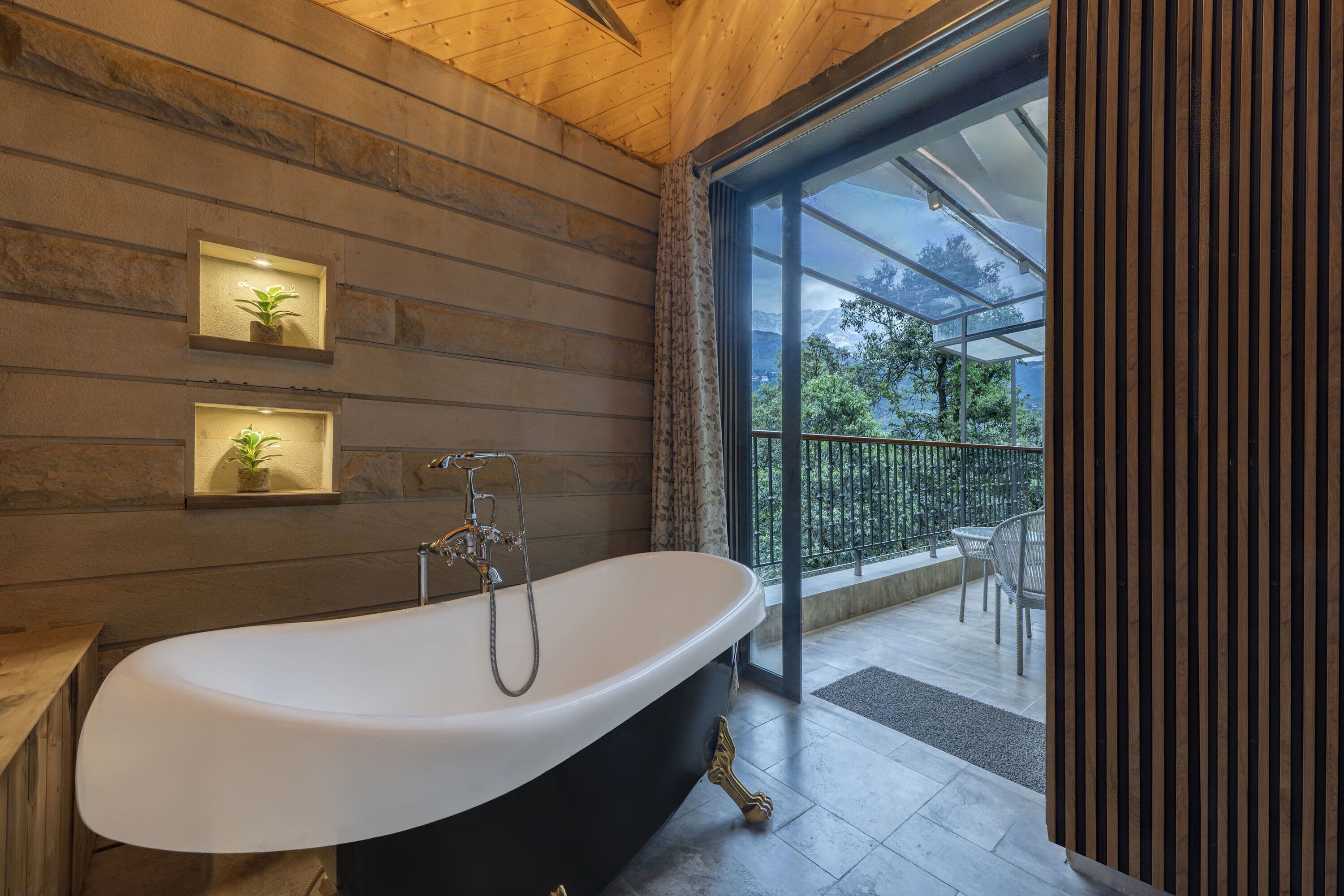 MTV Hot Tub Room with Balcony (Forest View)