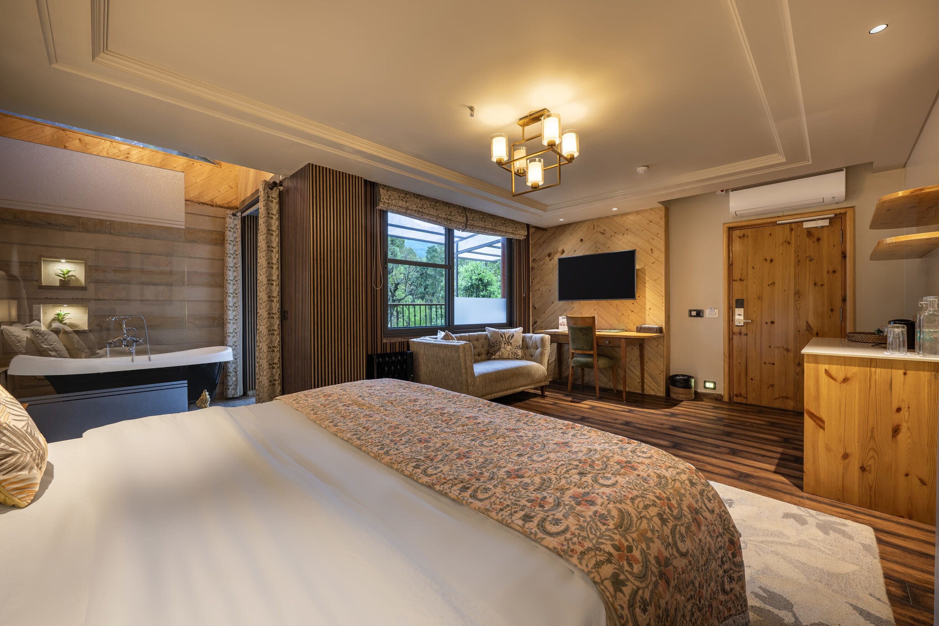 MTV Hot Tub Room with Balcony (Forest View)