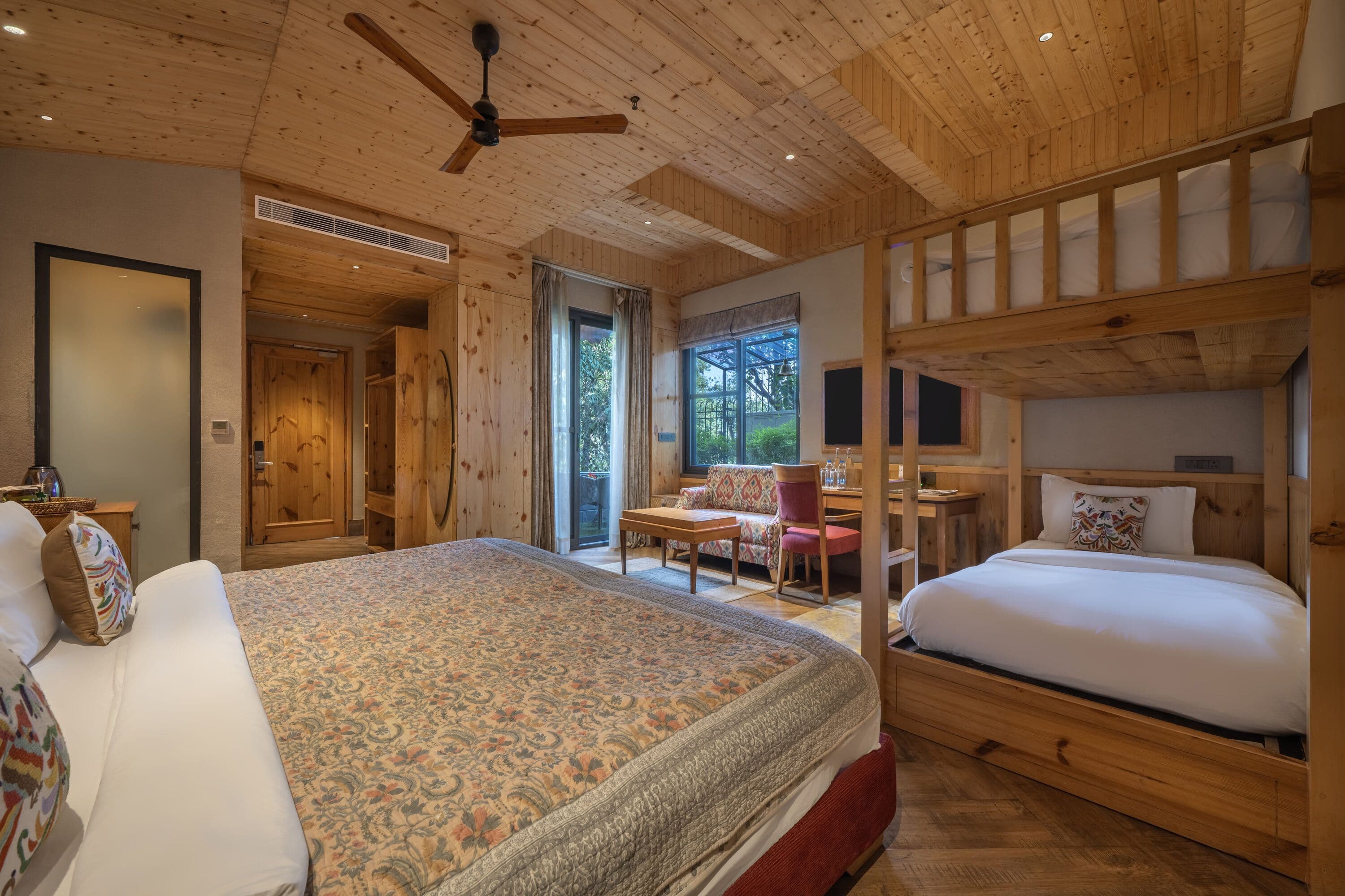 Magnolia Family Room with Jacuzzi (Forest View)
