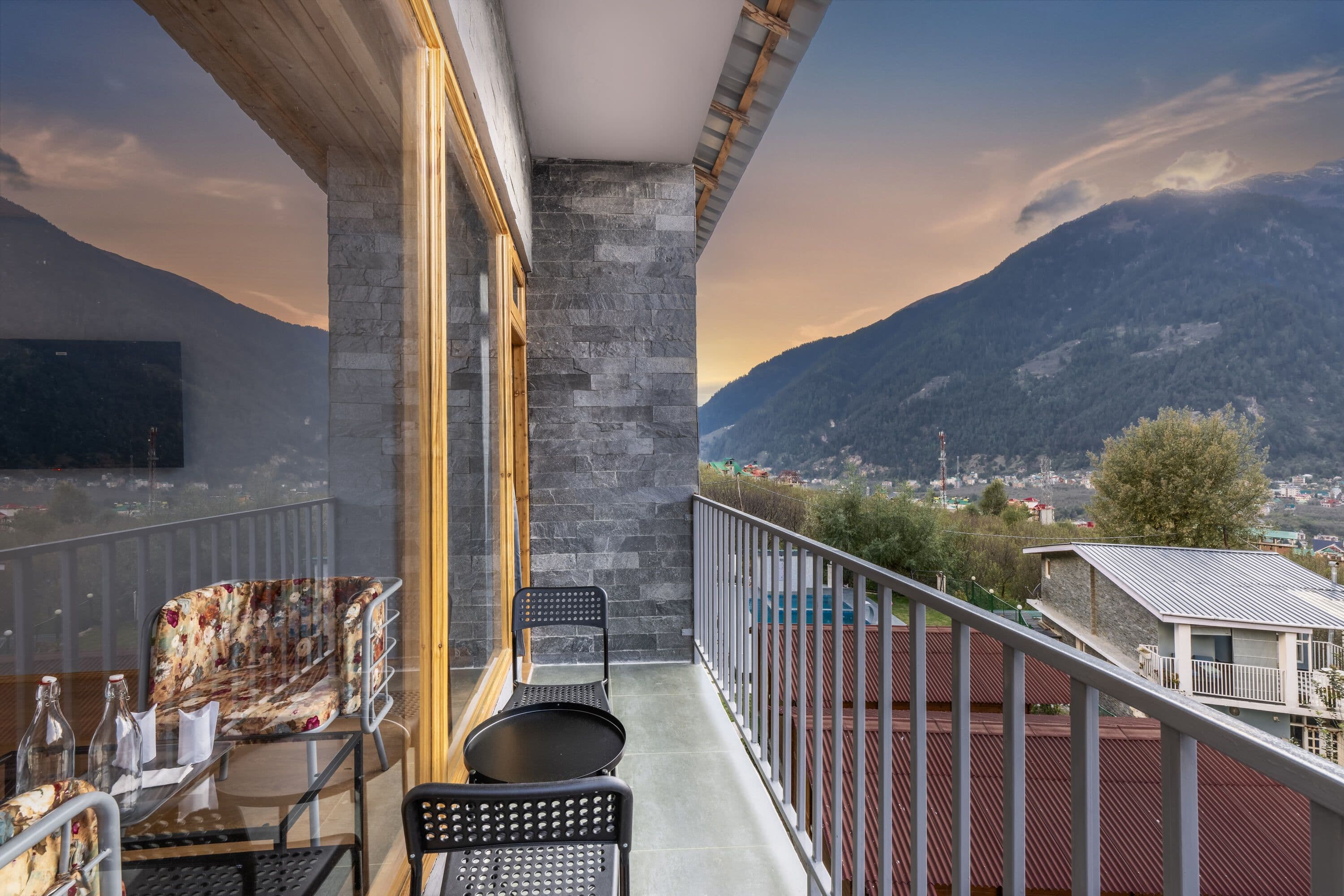 Studio Room with Balcony (Mountain View)
