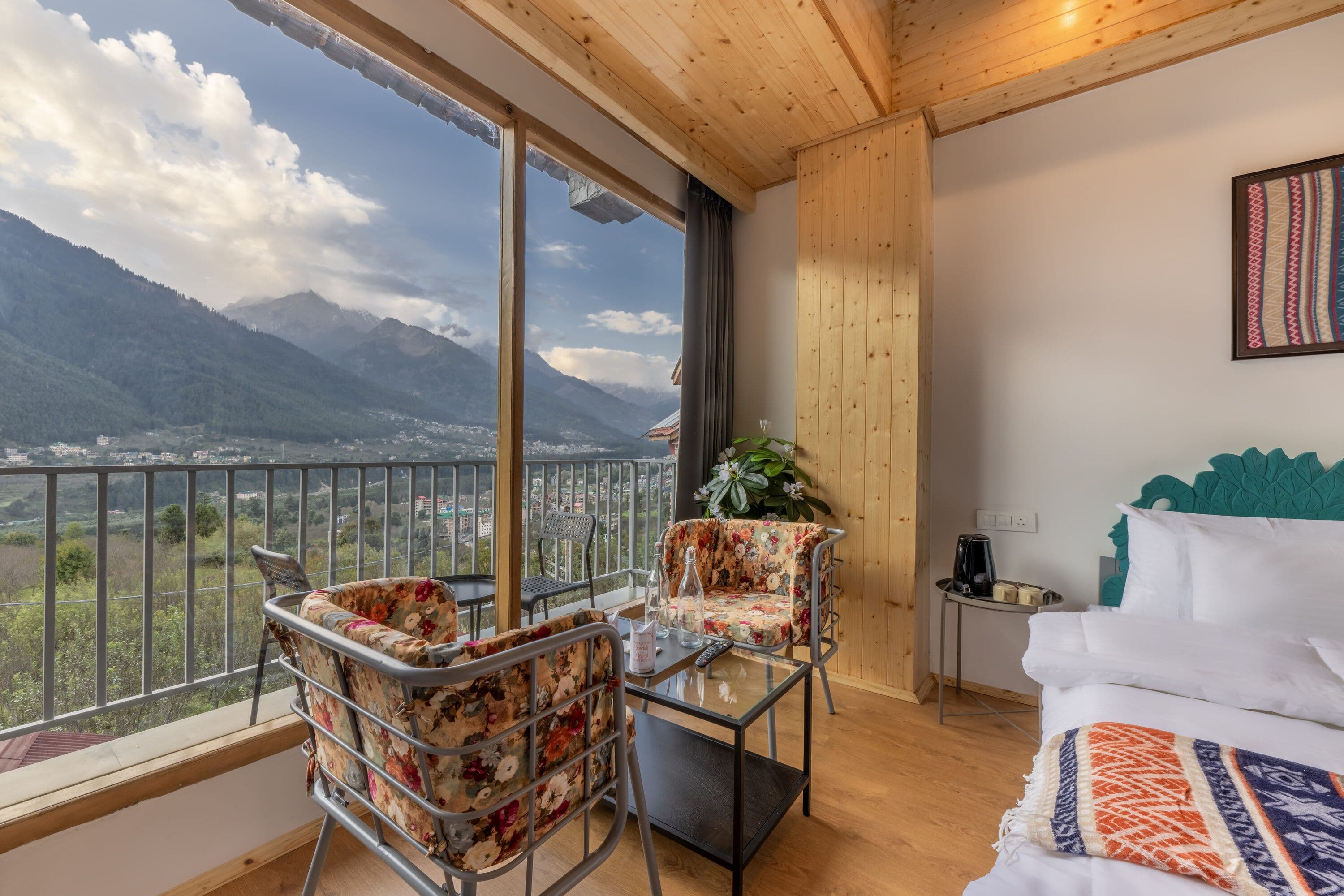 Studio Room with Balcony (Mountain View)