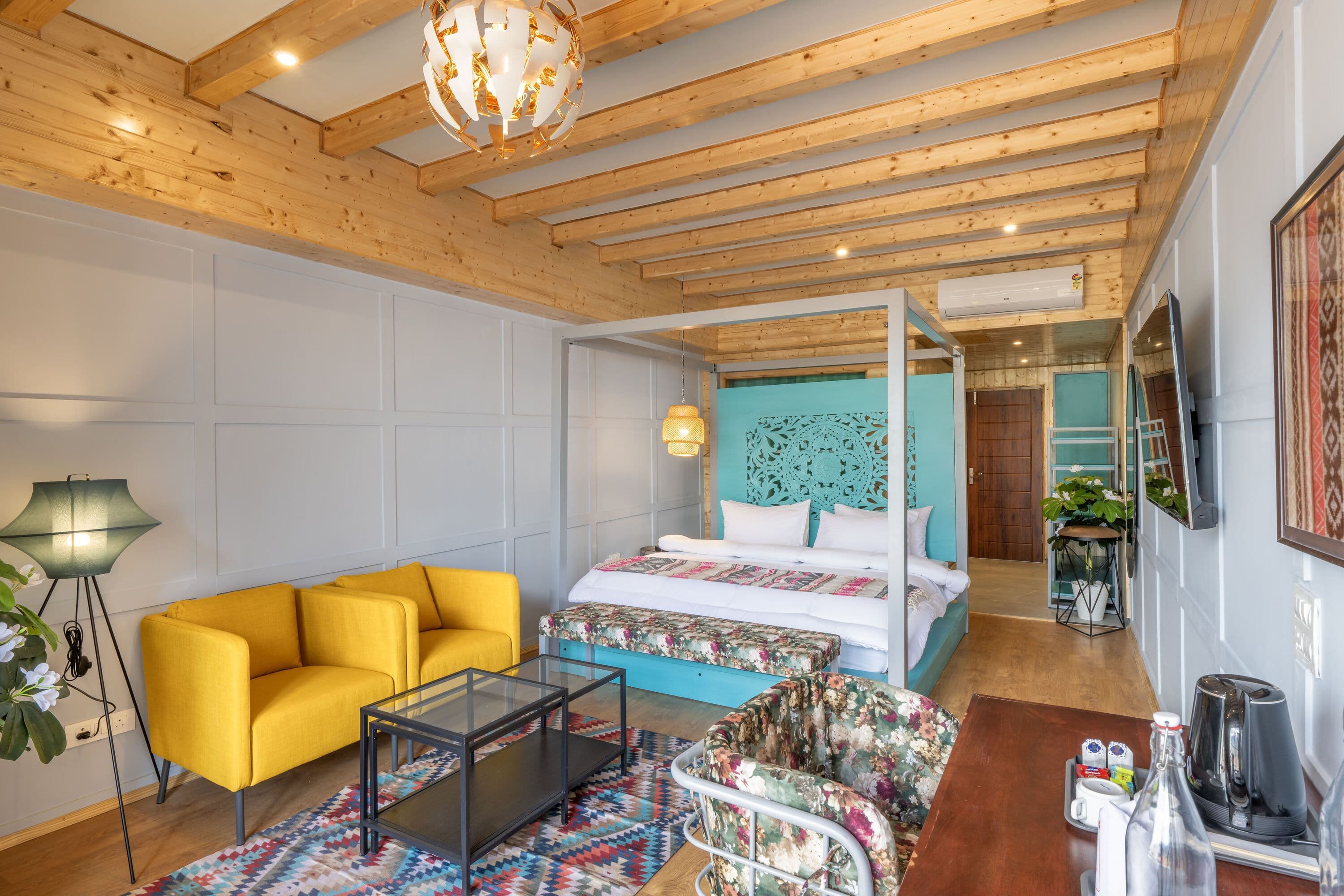 Luxury Room with Balcony (Mountain View)