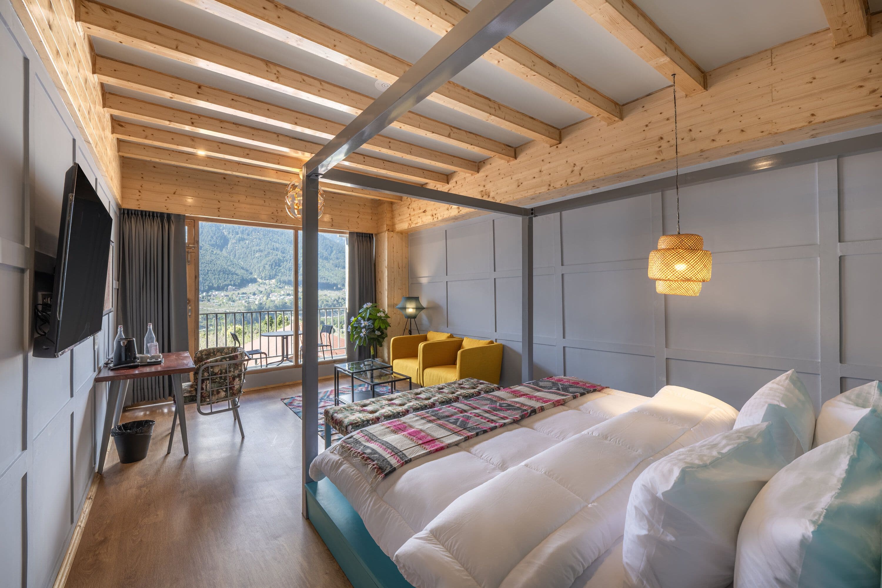 Luxury Room with Balcony (Mountain View)