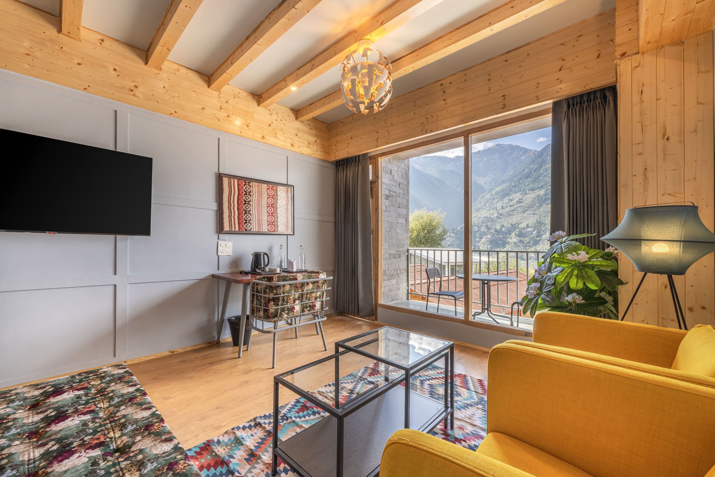 Luxury Room with Balcony (Mountain View)