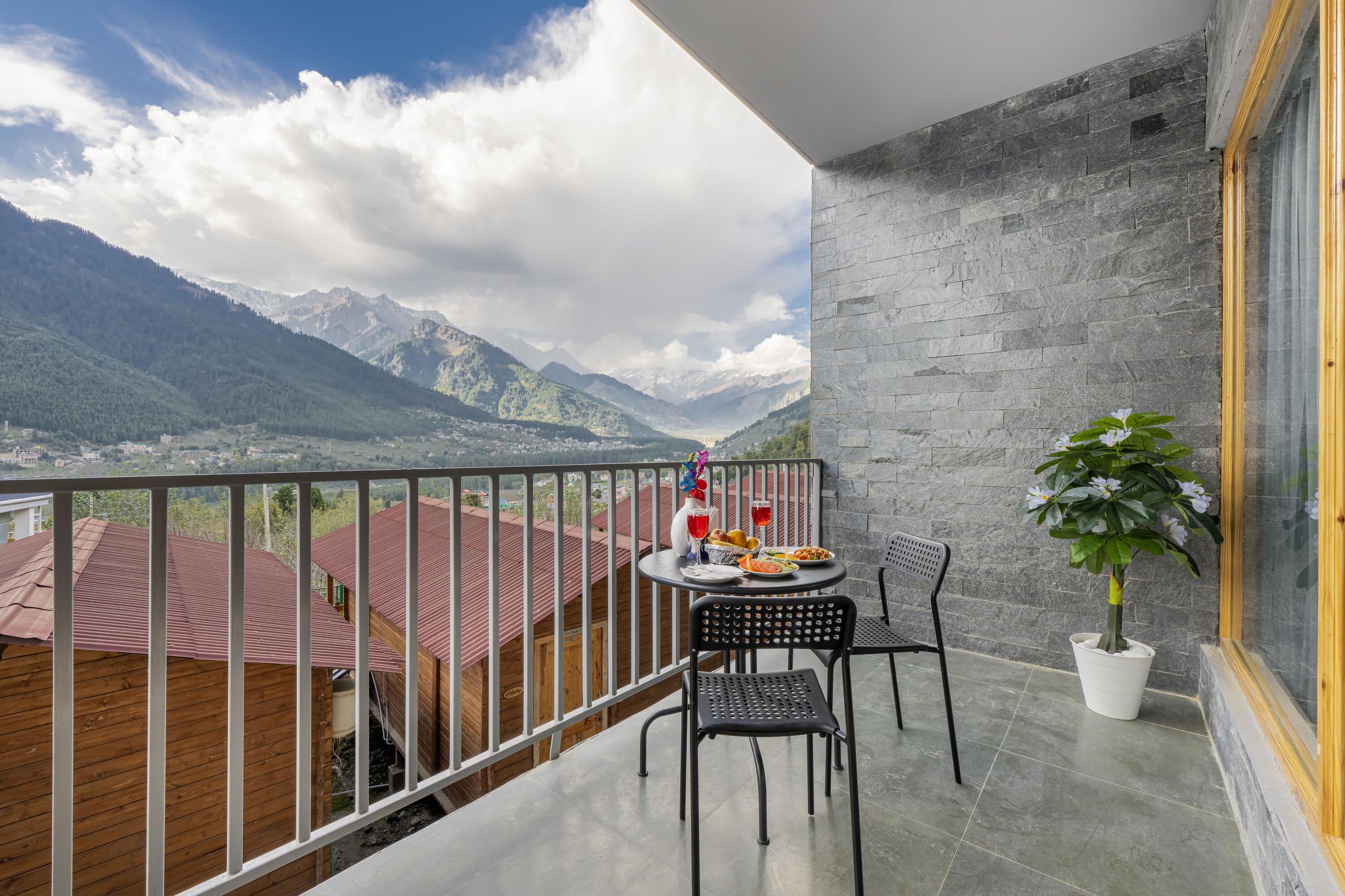 Luxury Room with Balcony (Mountain View)