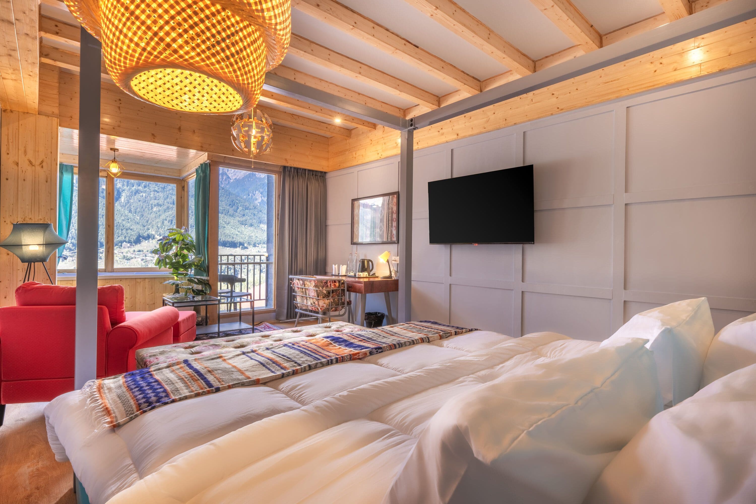 Premier Jacuzzi Room with Balcony (Mountain View)