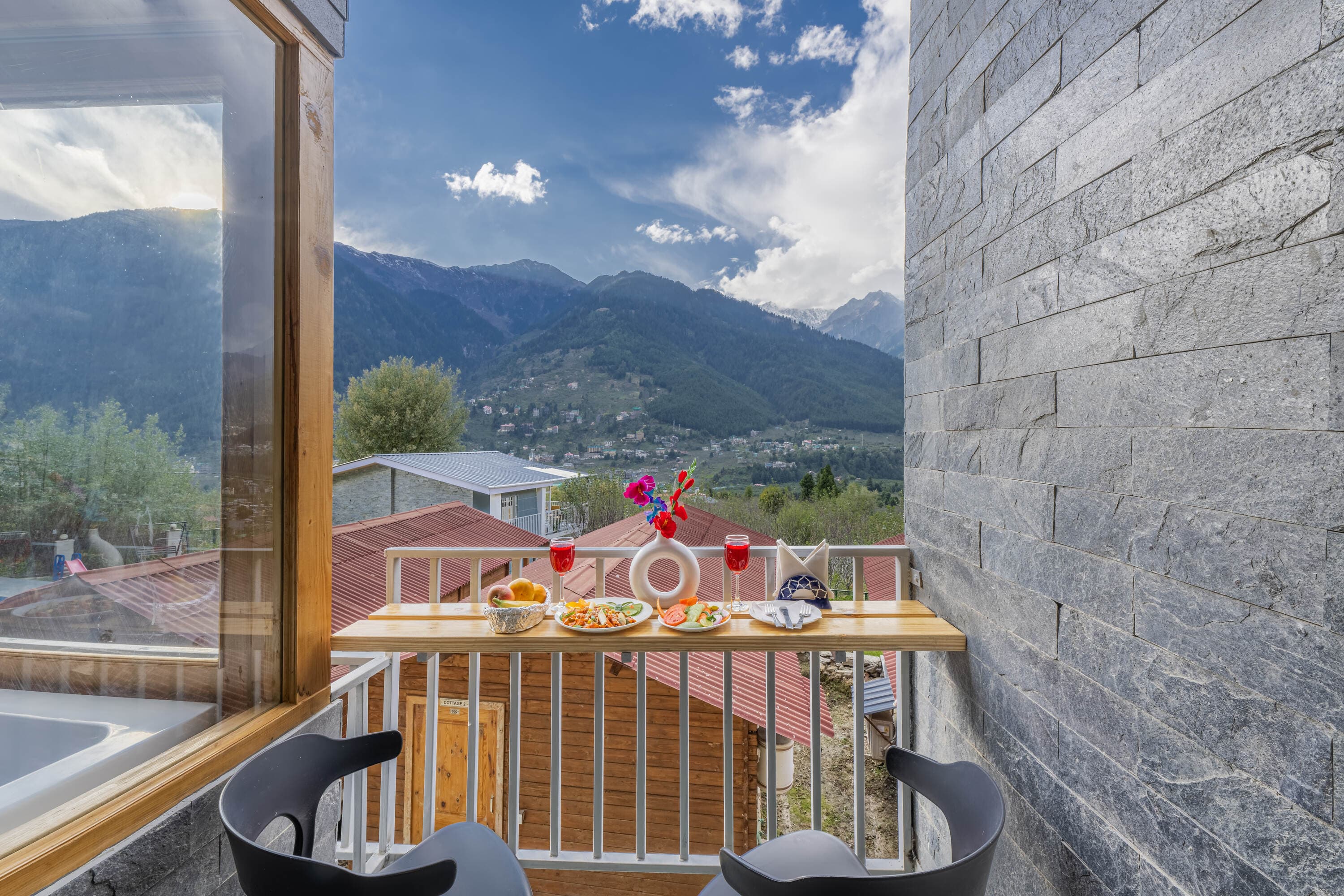 Premier Jacuzzi Room with Balcony (Mountain View)
