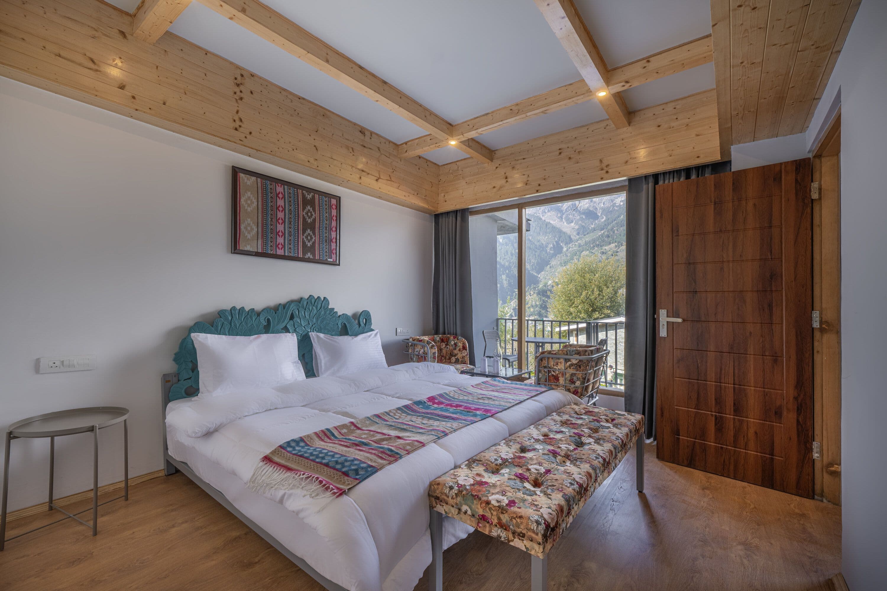 Luxury Family Room with Balcony (Mountain View)