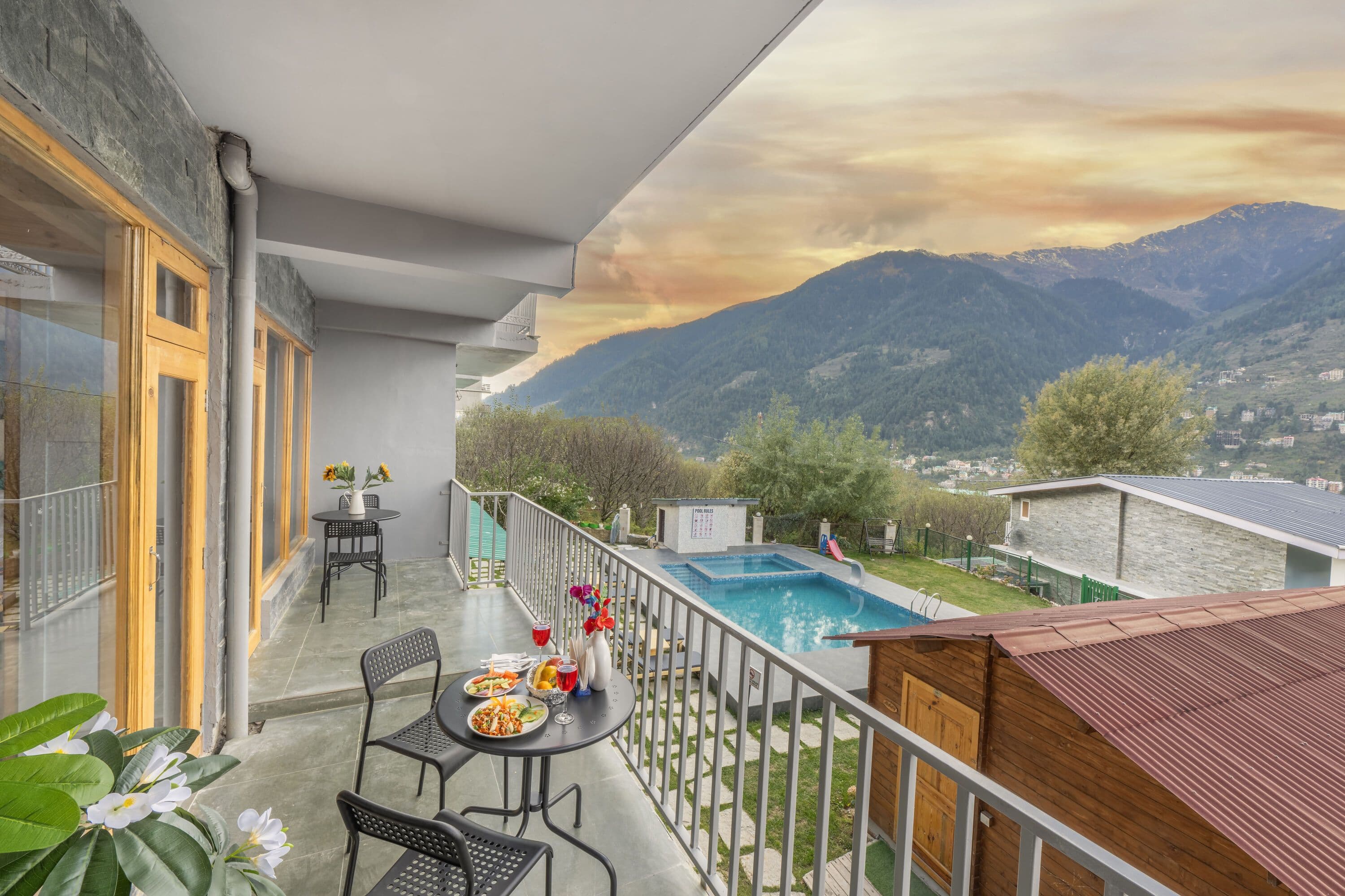 Luxury Family Room with Balcony (Mountain View)