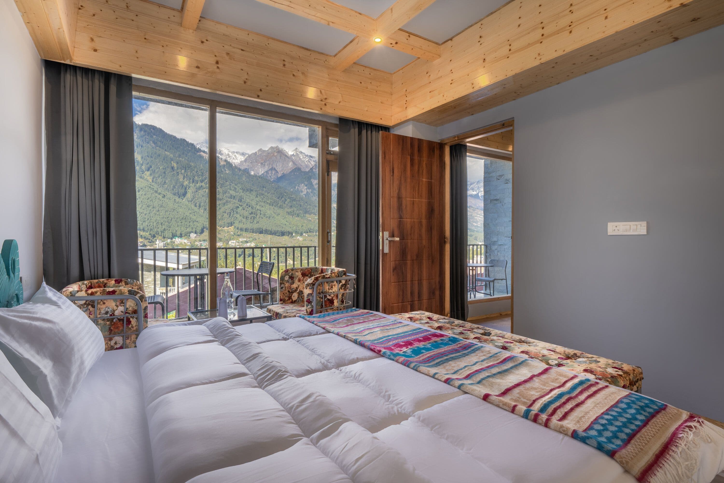 Luxury Family Room with Balcony (Mountain View)
