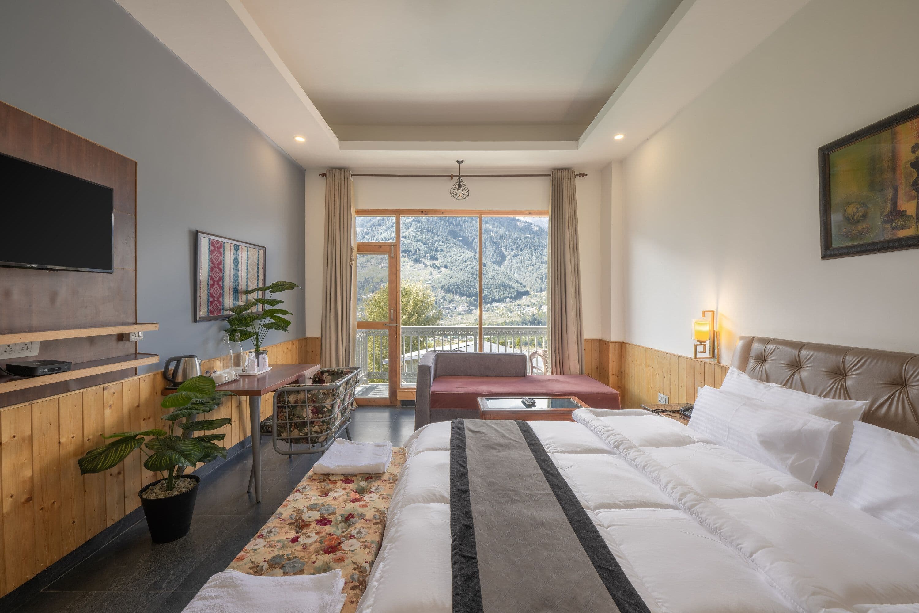 Deluxe Room with Balcony (Mountain View)