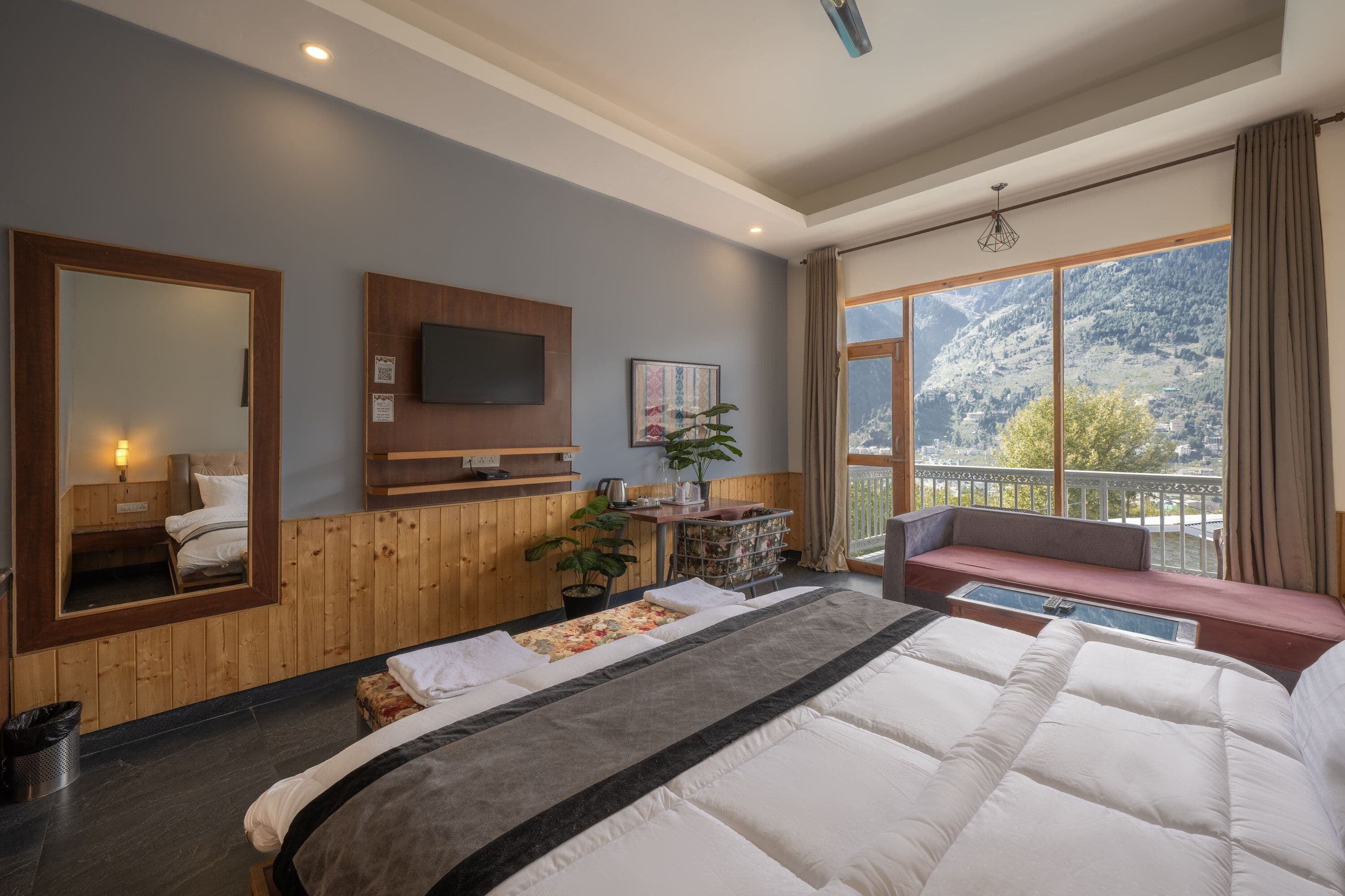 Deluxe Room with Balcony (Mountain View)