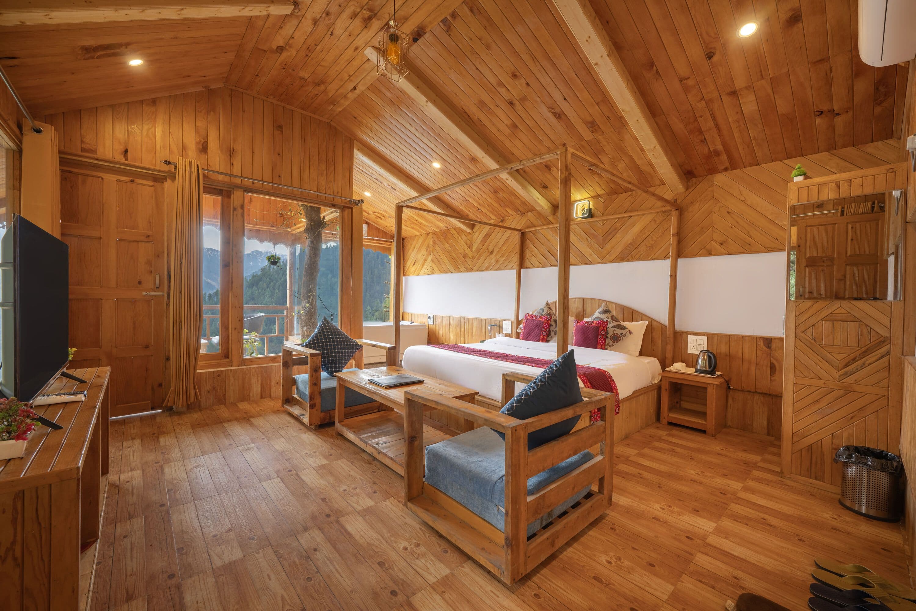 Skyline Tree Cottage with Jacuzzi and Balcony