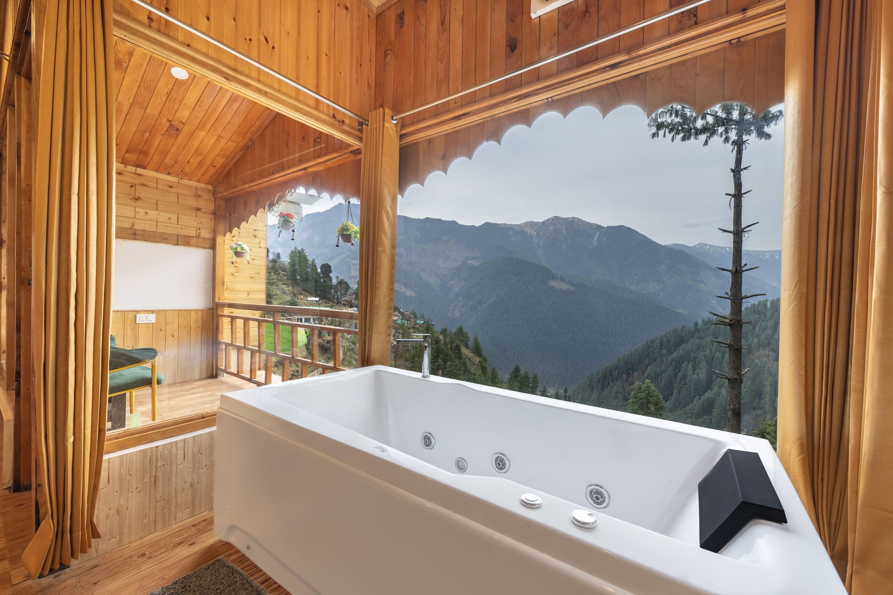 Skyline Tree Cottage with Jacuzzi and Balcony
