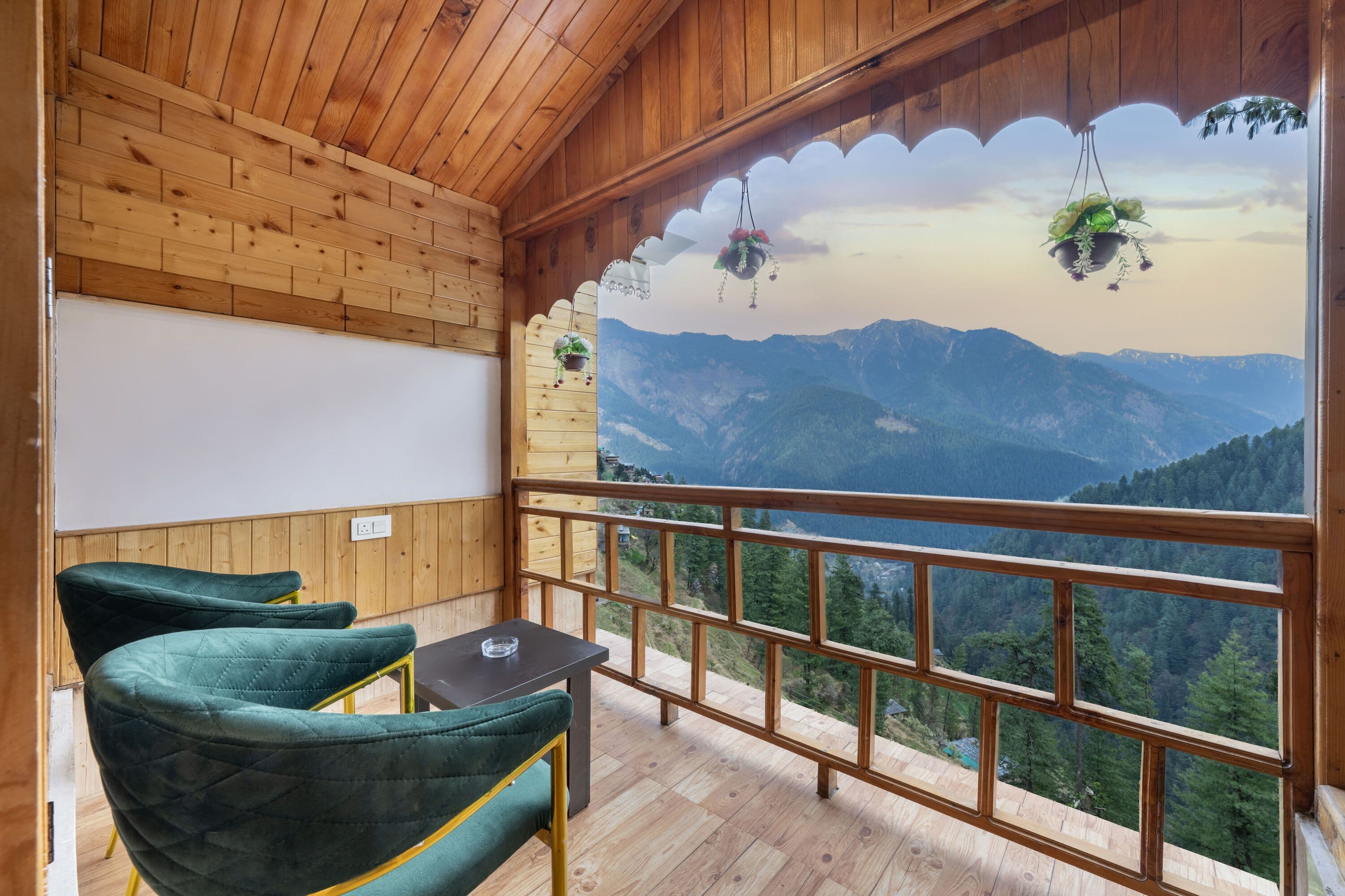 Skyline Tree Cottage with Jacuzzi and Balcony
