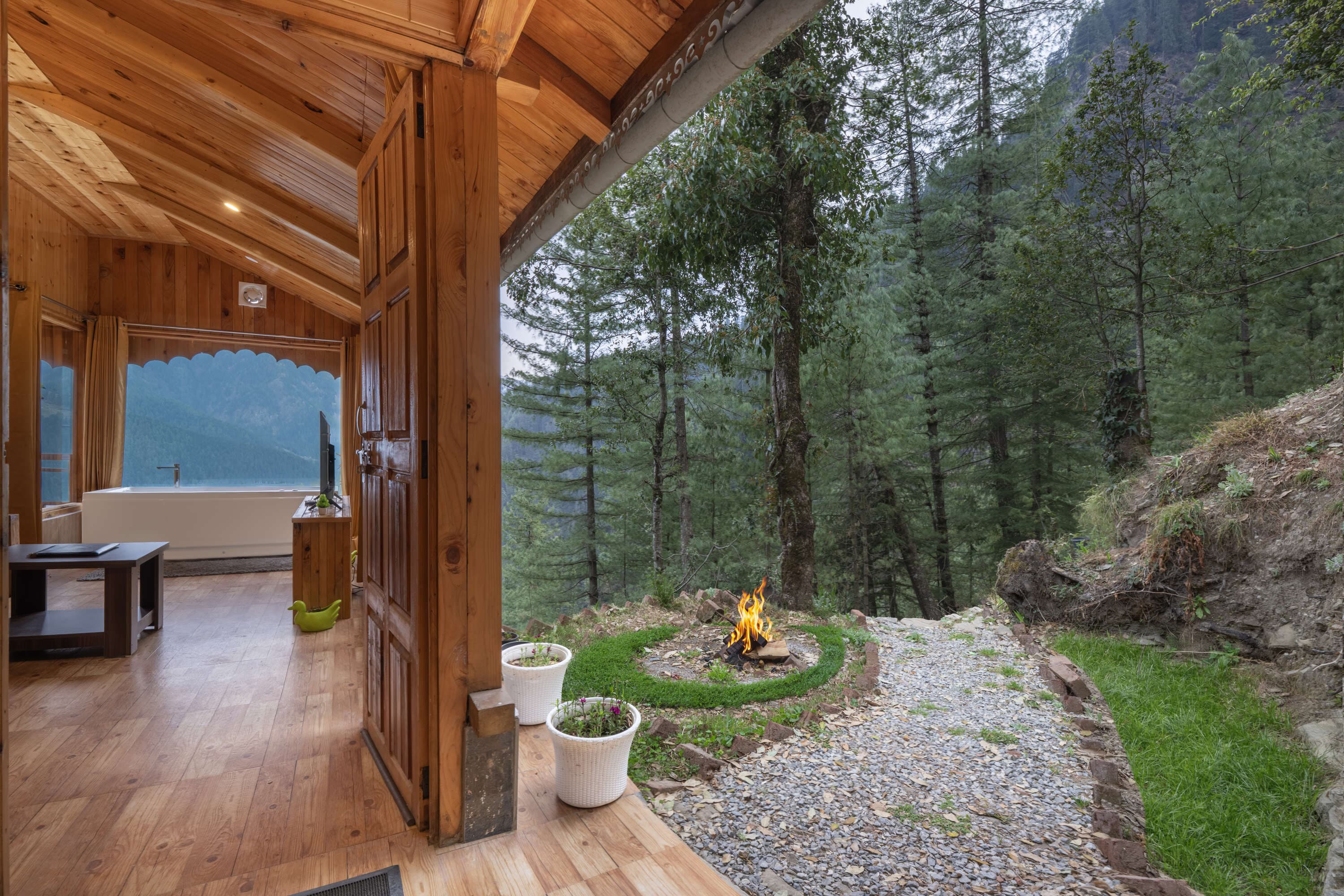 Skyline Tree Cottage with Jacuzzi and Balcony