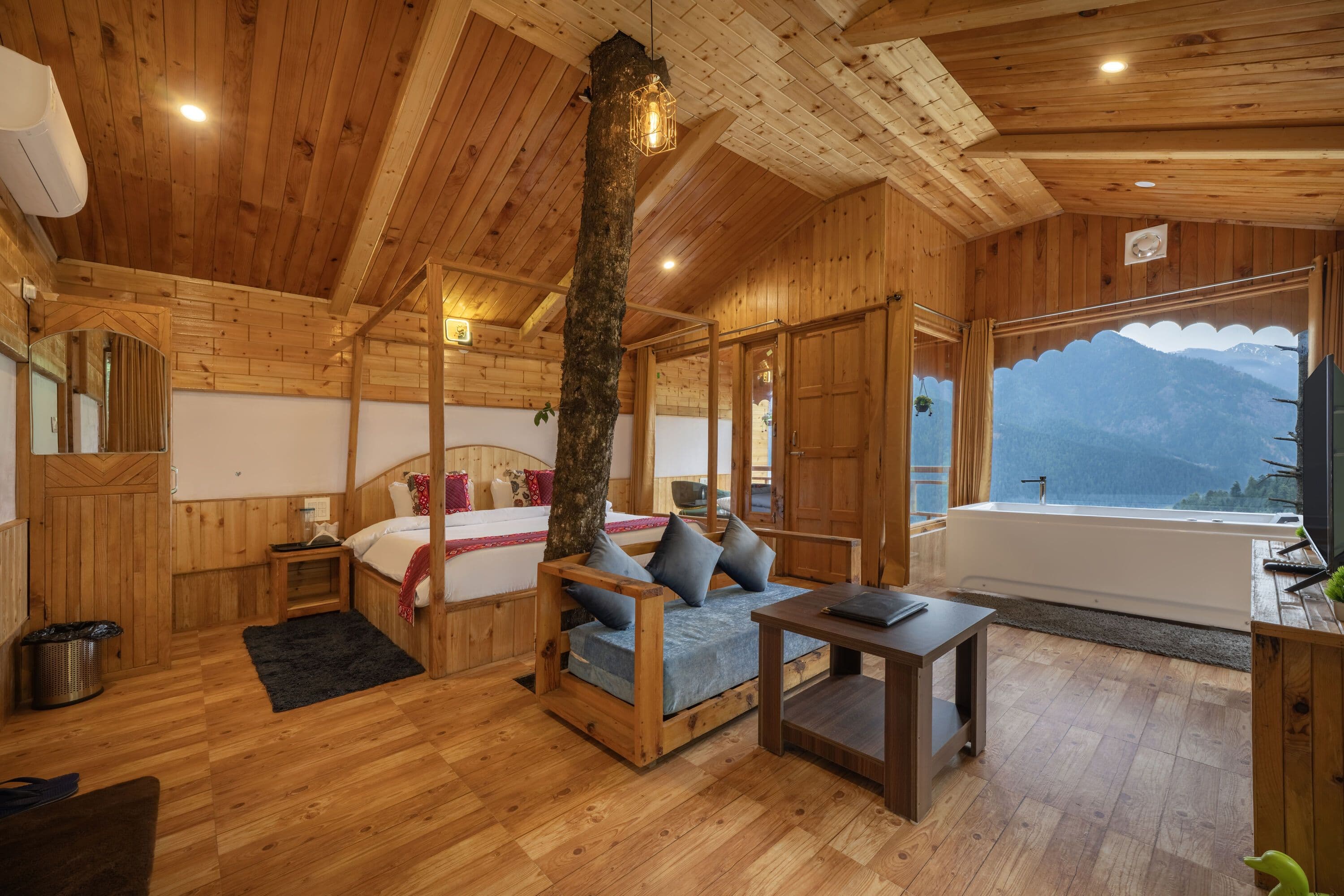 Skyline Tree Cottage with Jacuzzi and Balcony