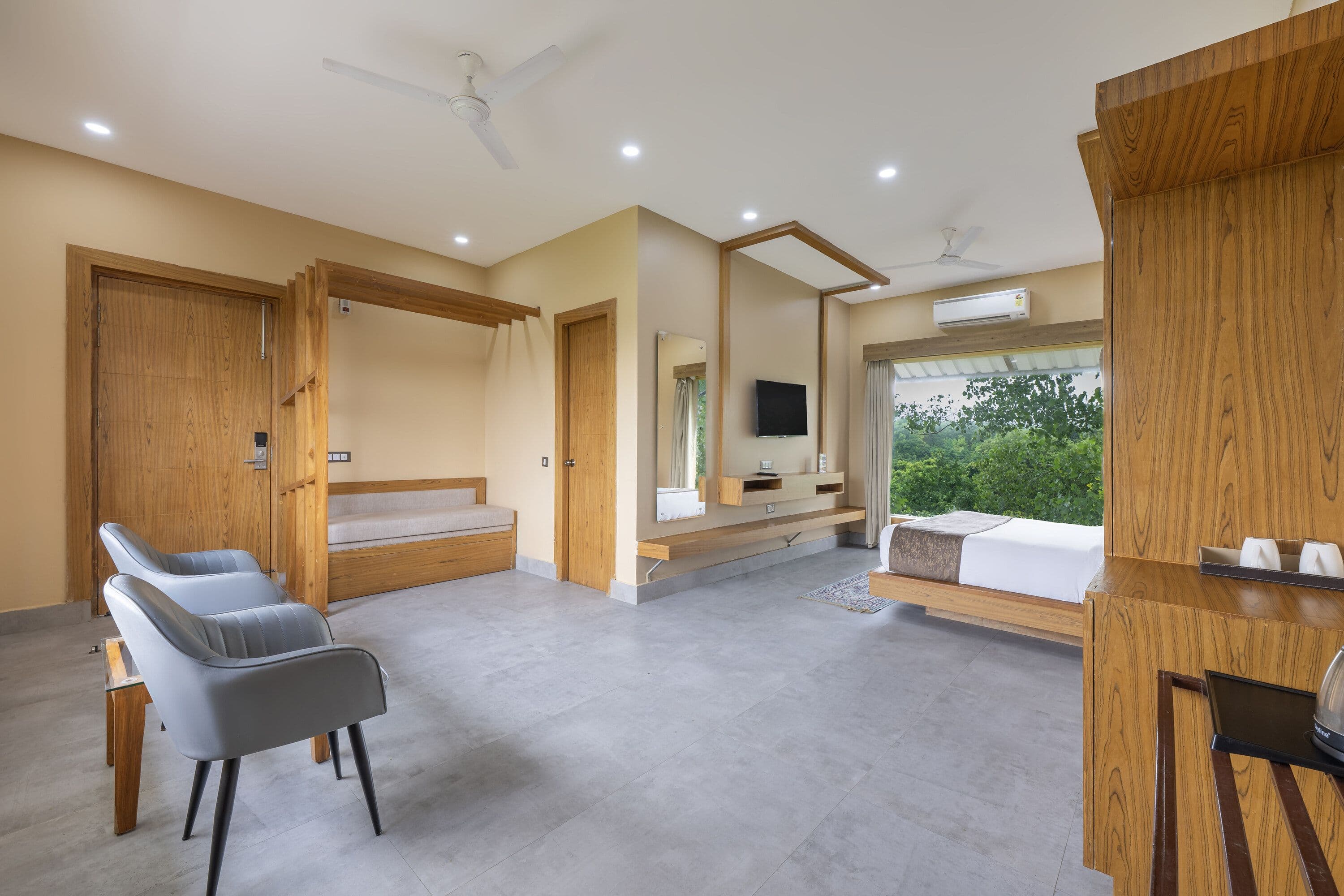 Royal Suite with Balcony (Garden View)