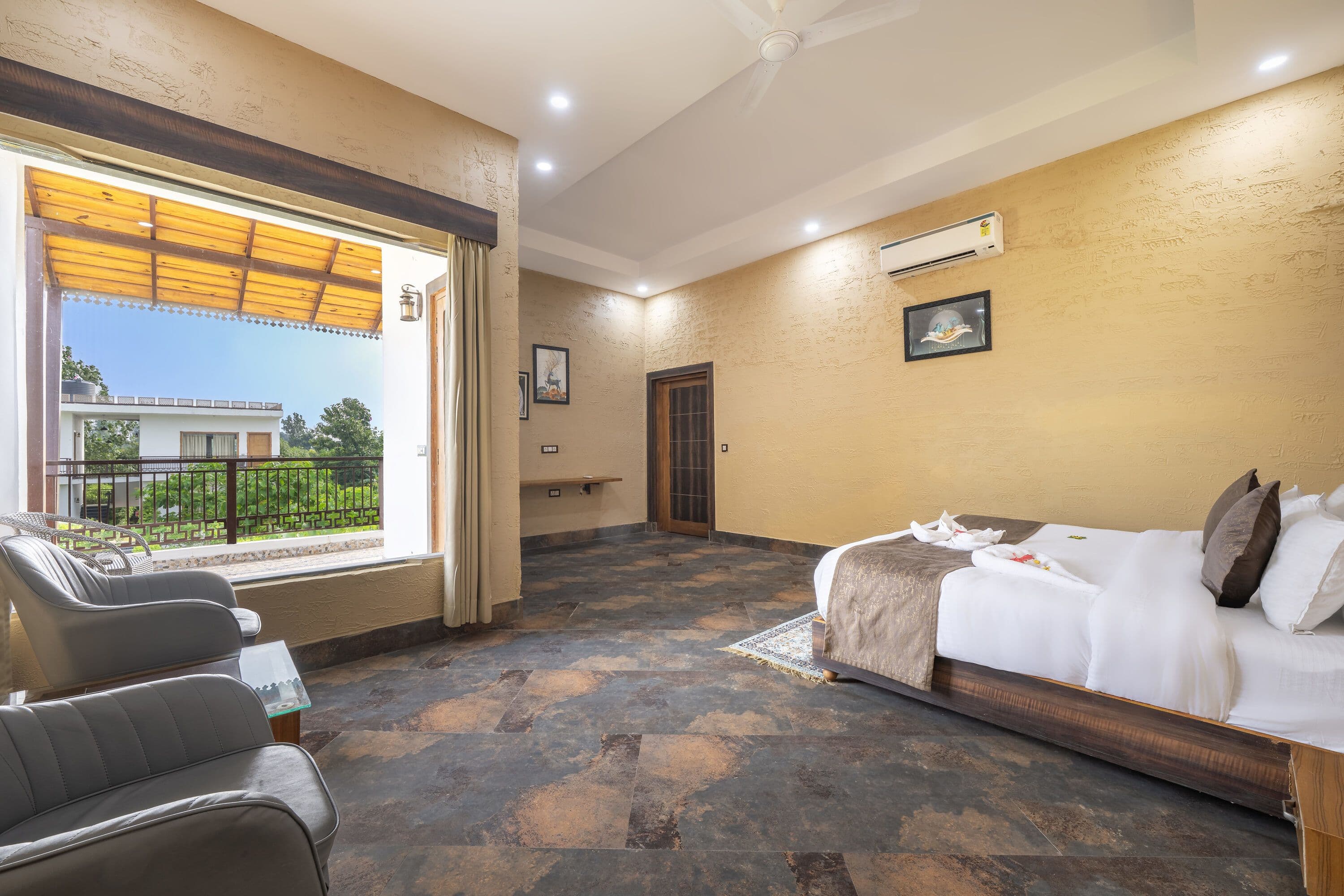 Luxury Family Room with Balcony (Garden View)