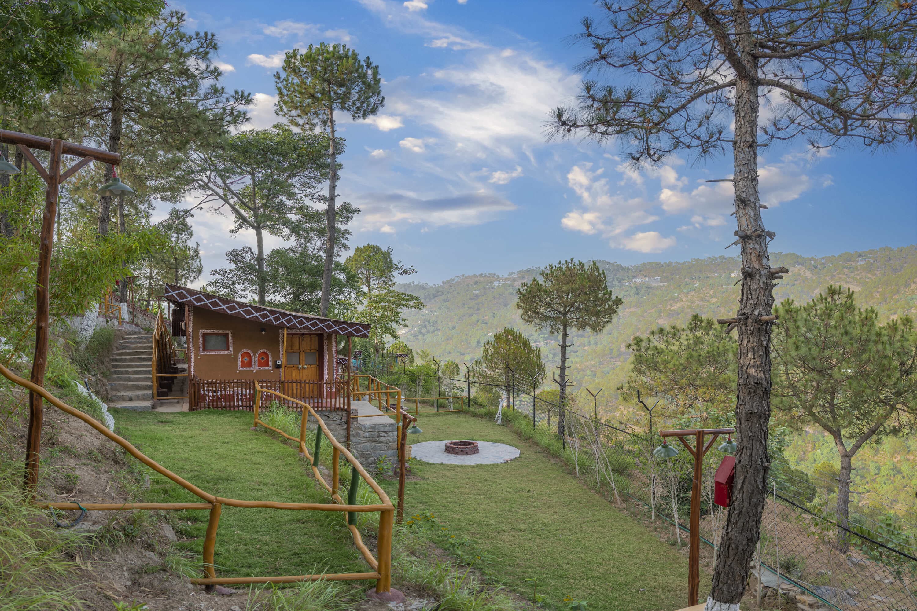Prakriti Cottage with Private Lawn (Mountain View)