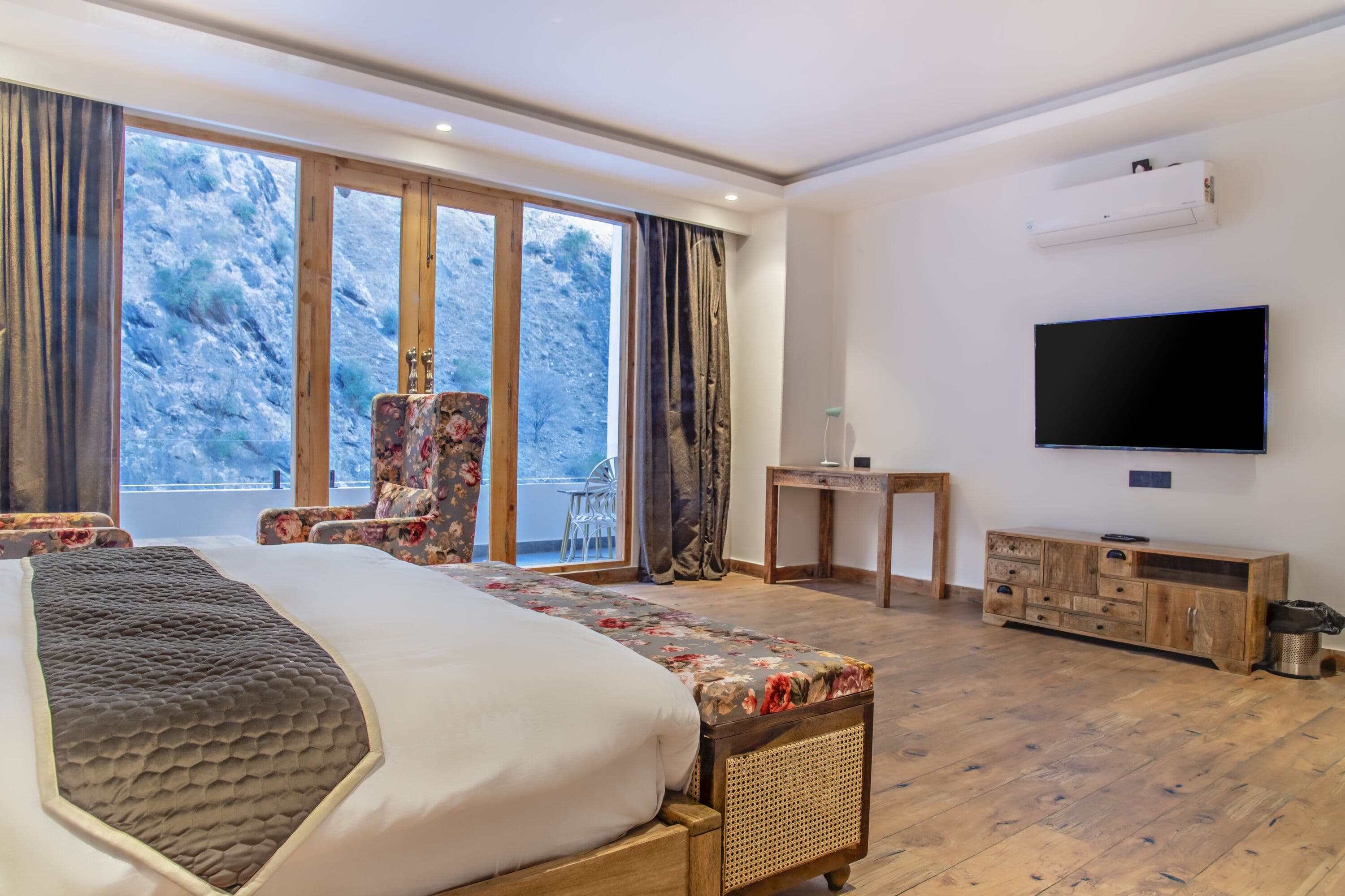 Superior Deluxe Room with Balcony (River View)