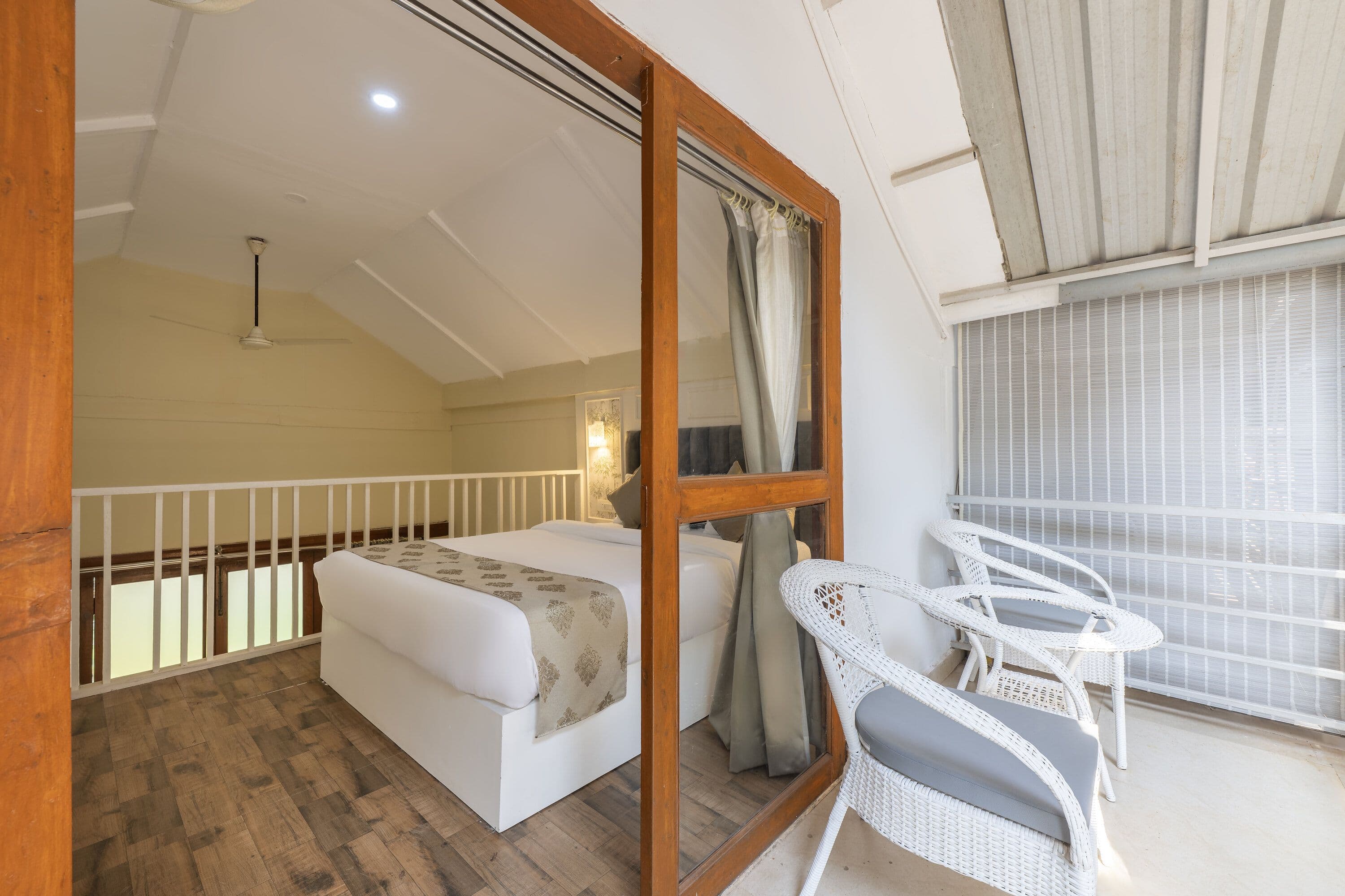Duplex Bathtub Room with Balcony