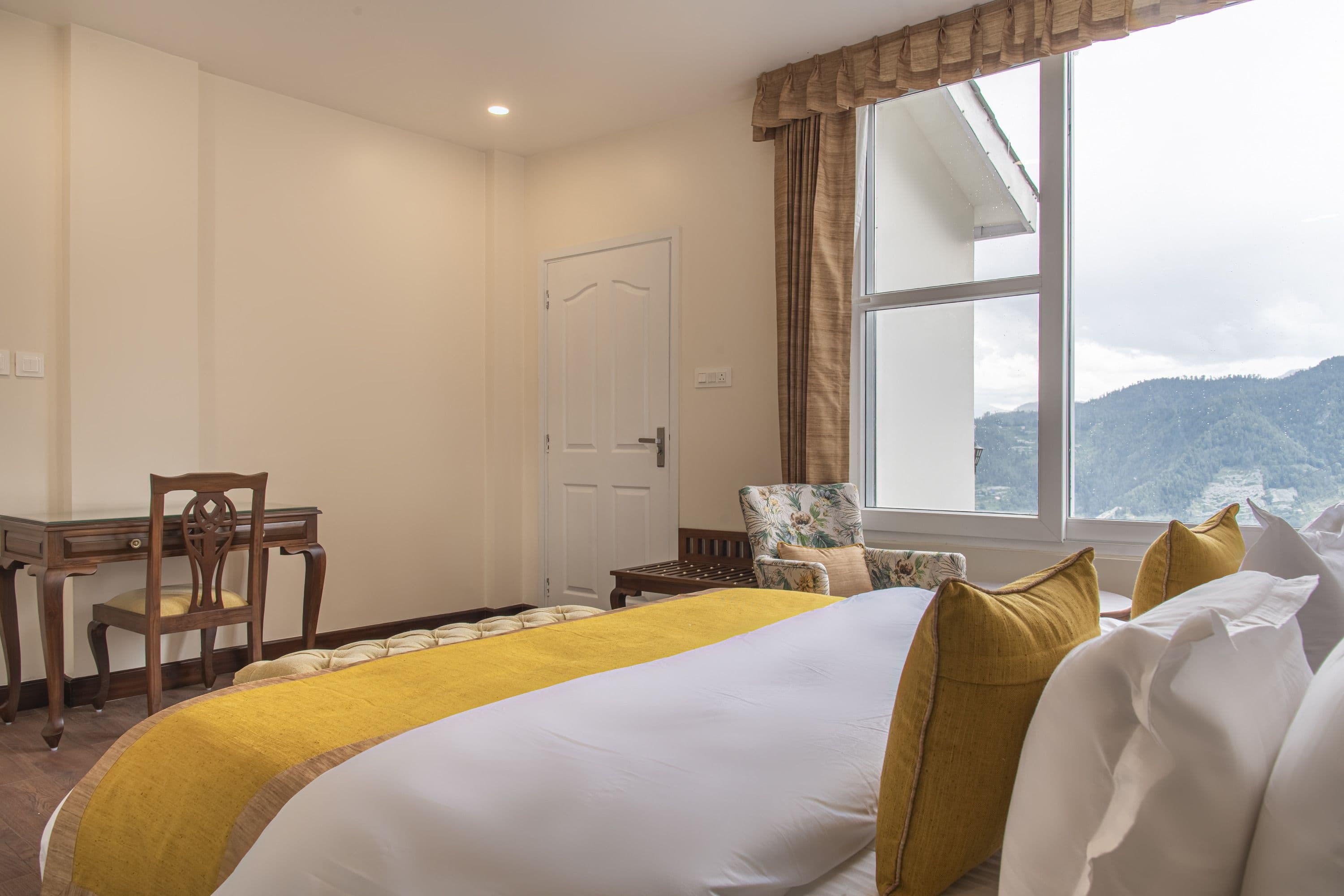 Deluxe King Room (Mountain View)