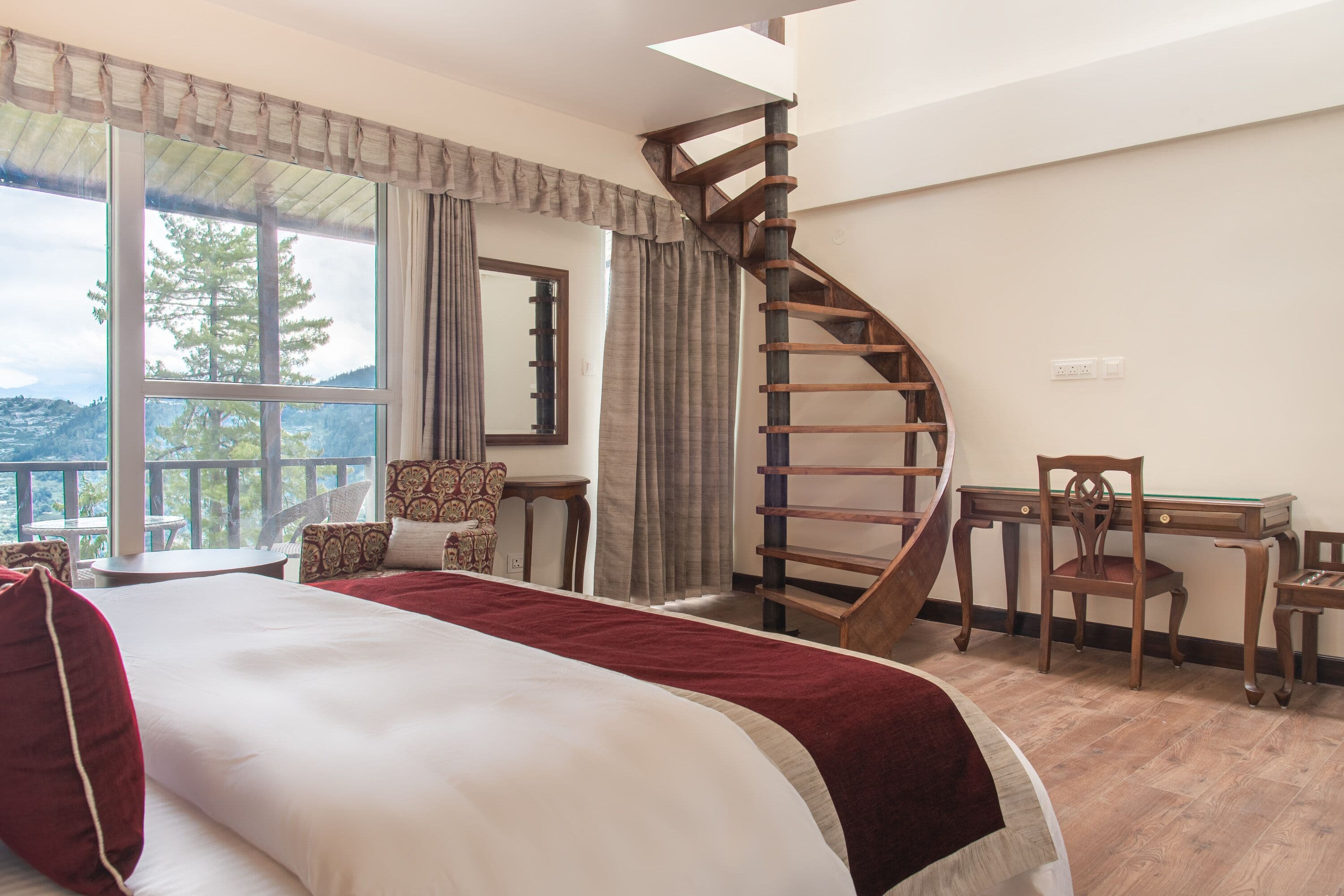 Deluxe Family Room with Balcony (Mountain View)