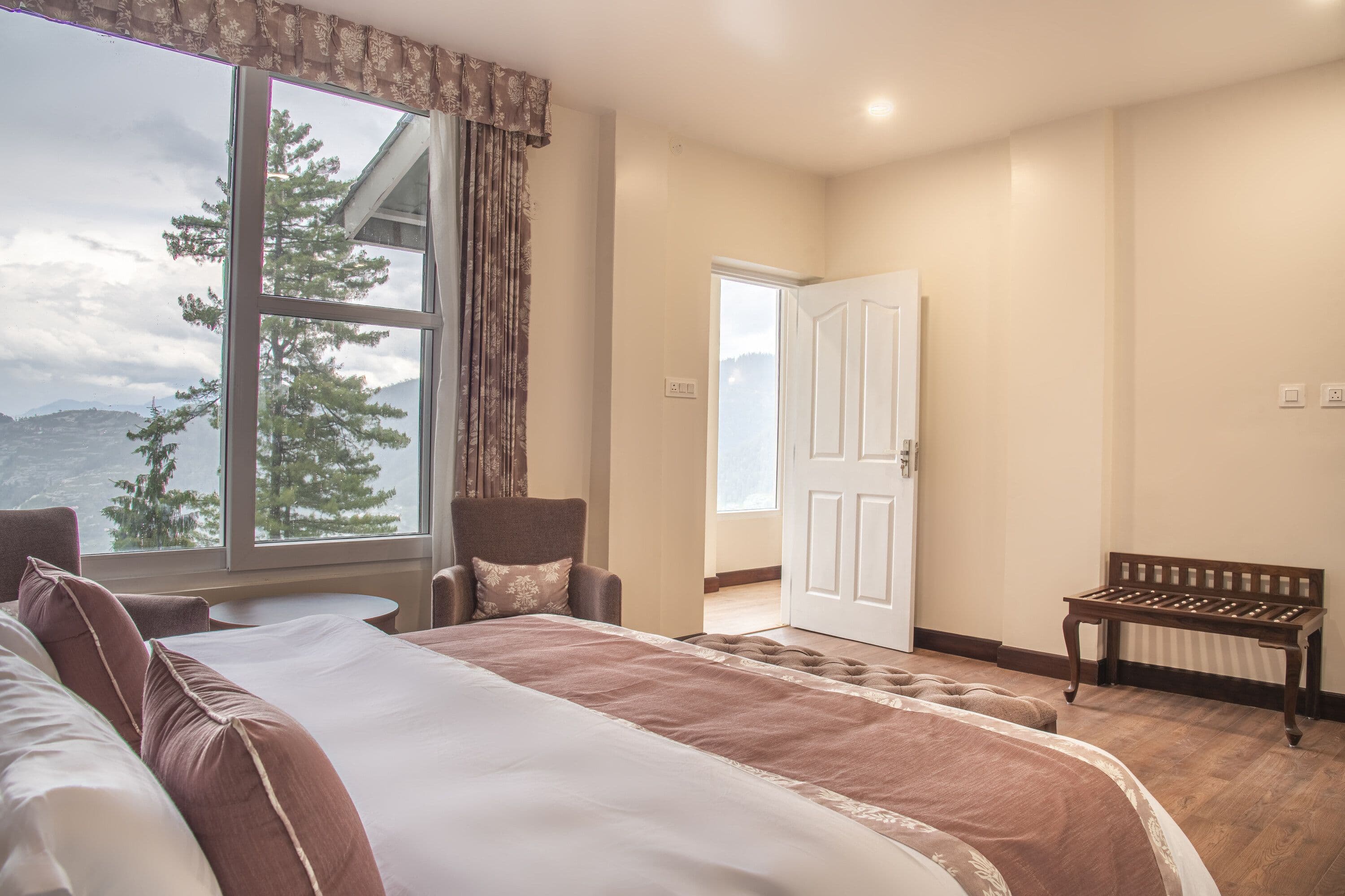 Deluxe Queen Room (Mountain View)