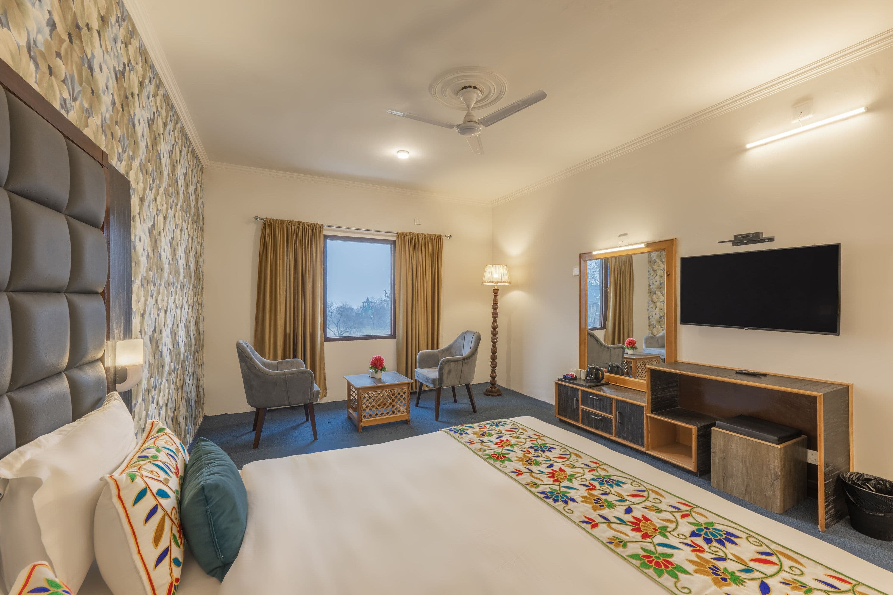 Deluxe Room (Lake View)