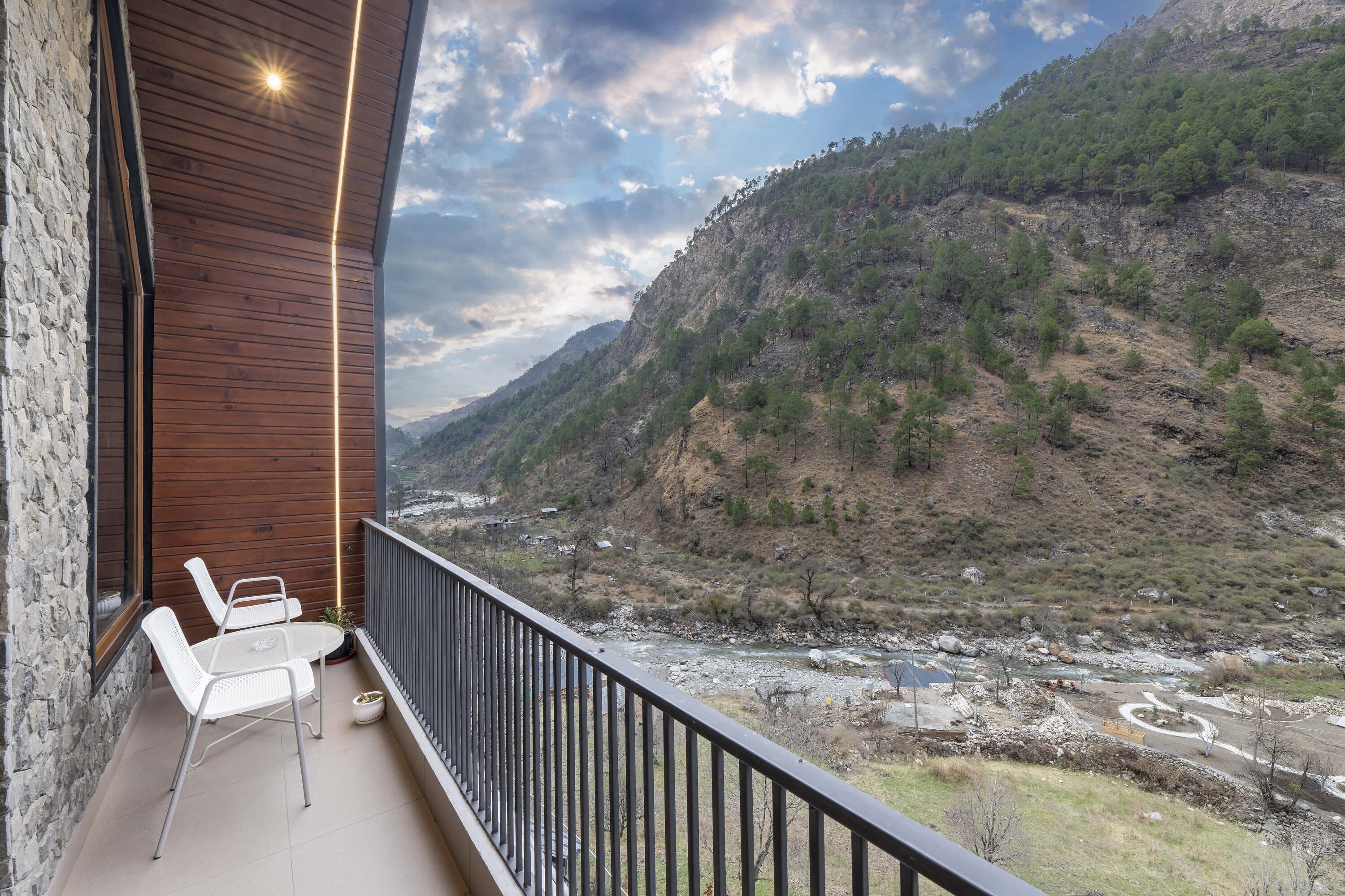 The Sunrise Studio with Jacuzzi & Balcony (River View)