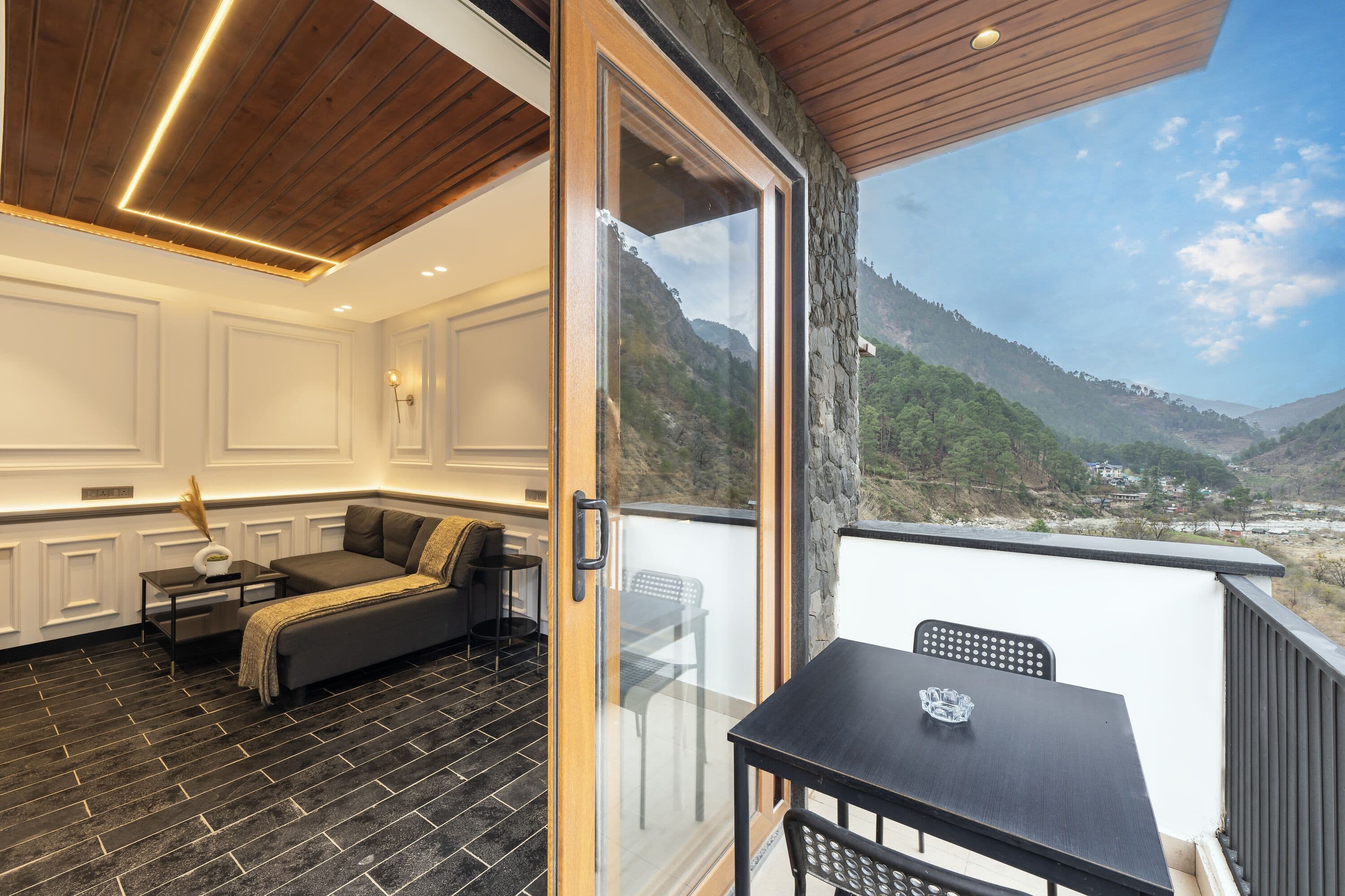The Sunset Studio with Jacuzzi & Balcony (River View)
